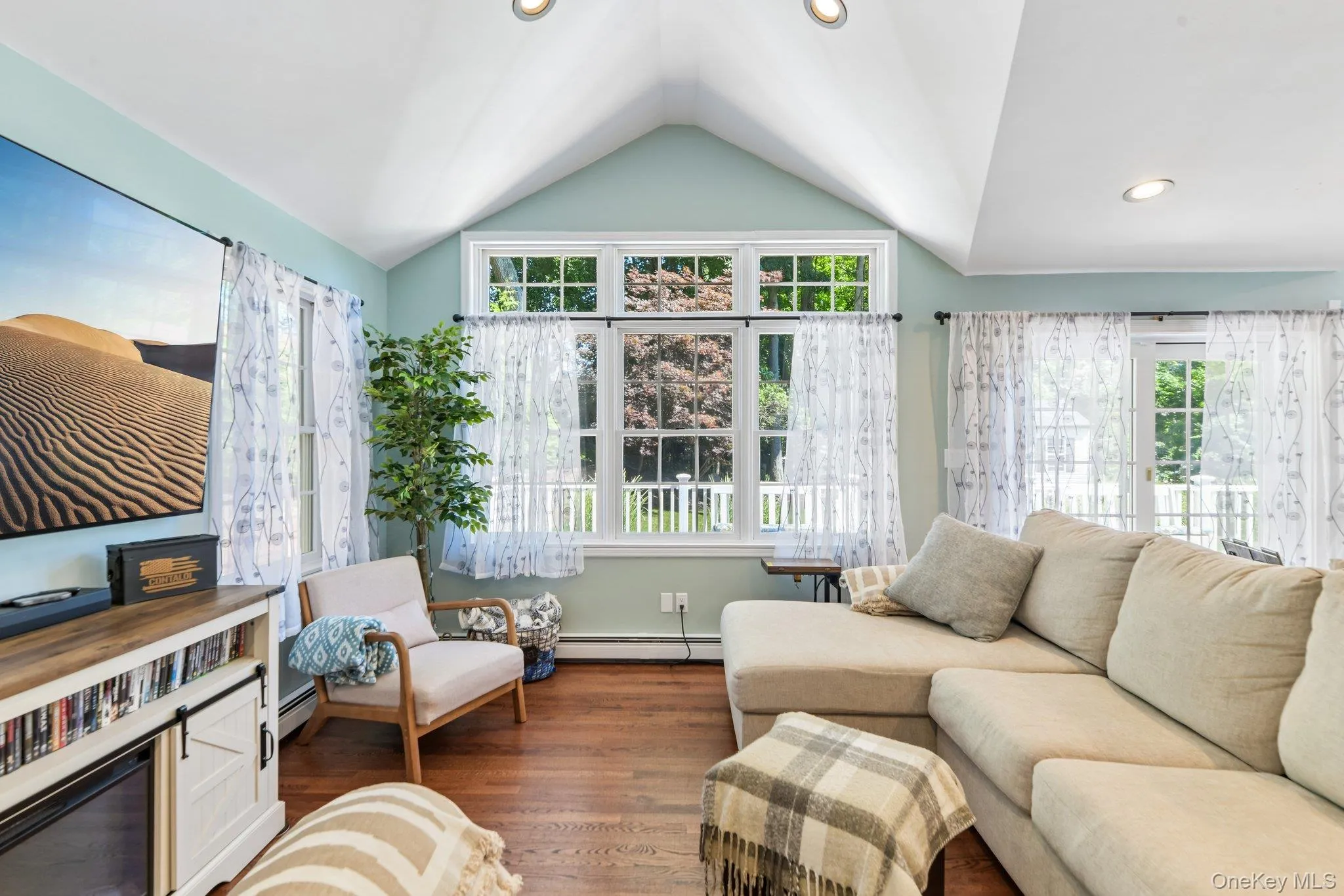 Vaulted ceilings in family room Vaulted ceilings in family room