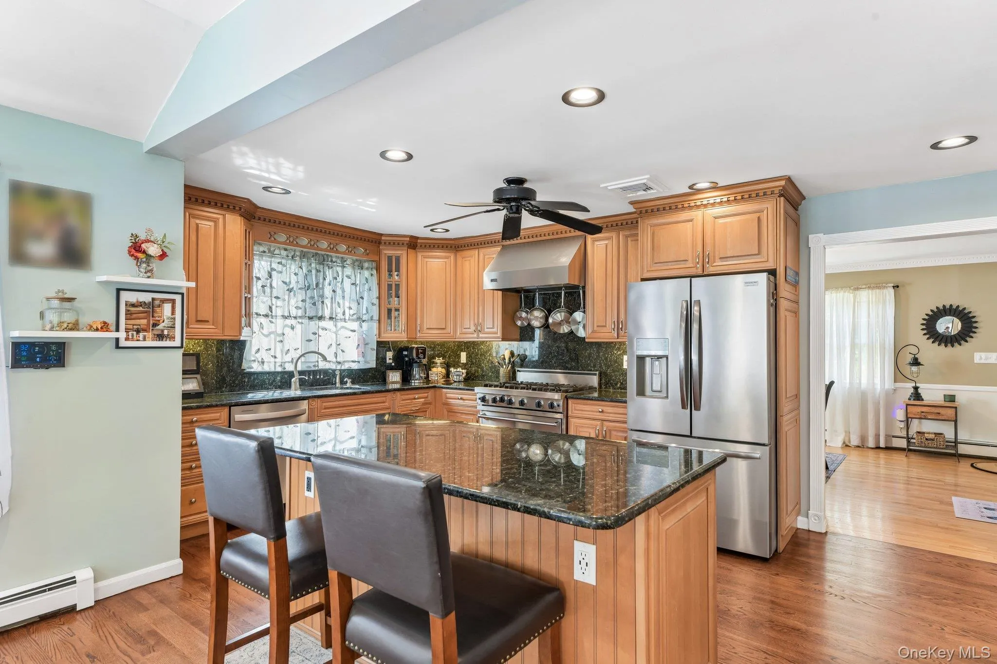 Eat-in Kitchen Eat-in Kitchen