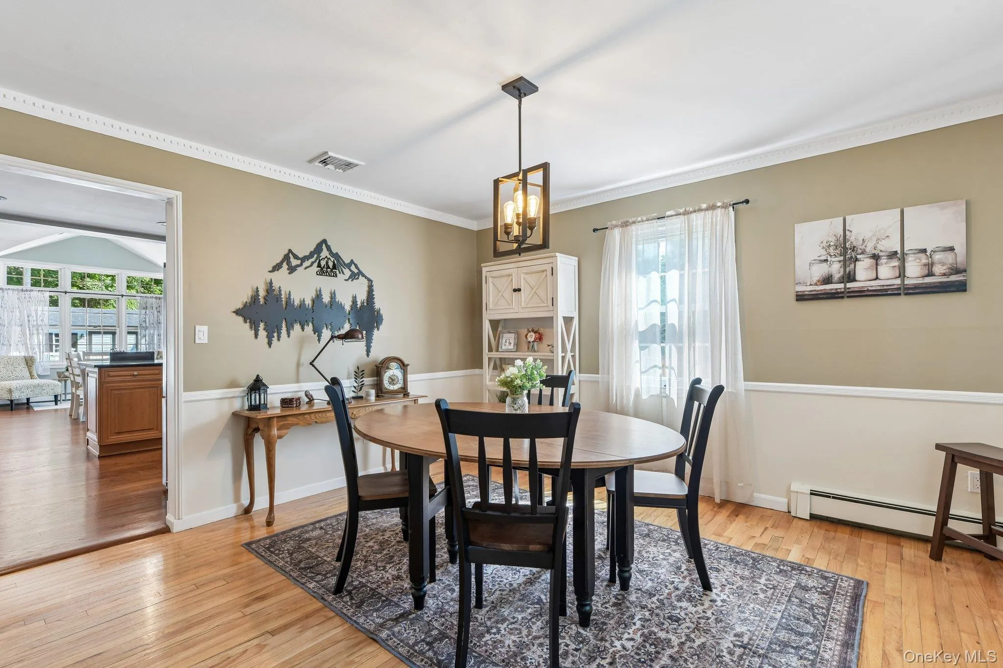 Dining room w/chair railing and crown molding Dining room w/chair railing and crown molding