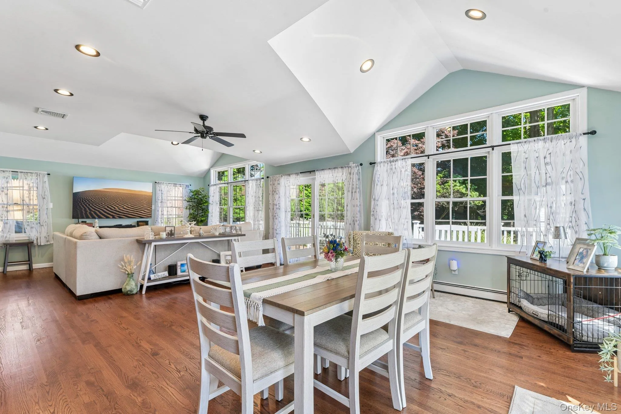 Vaulted ceilings - Open floor plan Vaulted ceilings - Open floor plan