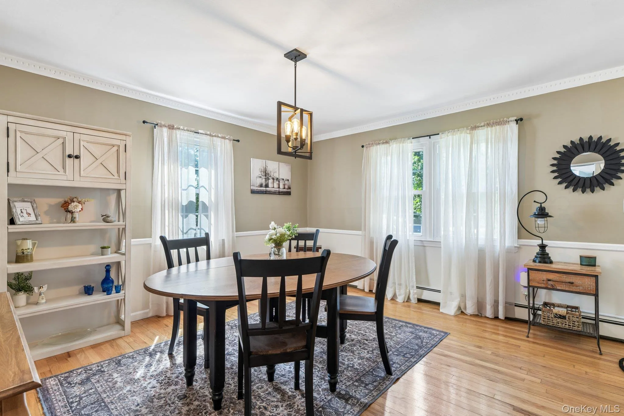 Dining room for private entertaining! Dining room for private entertaining!