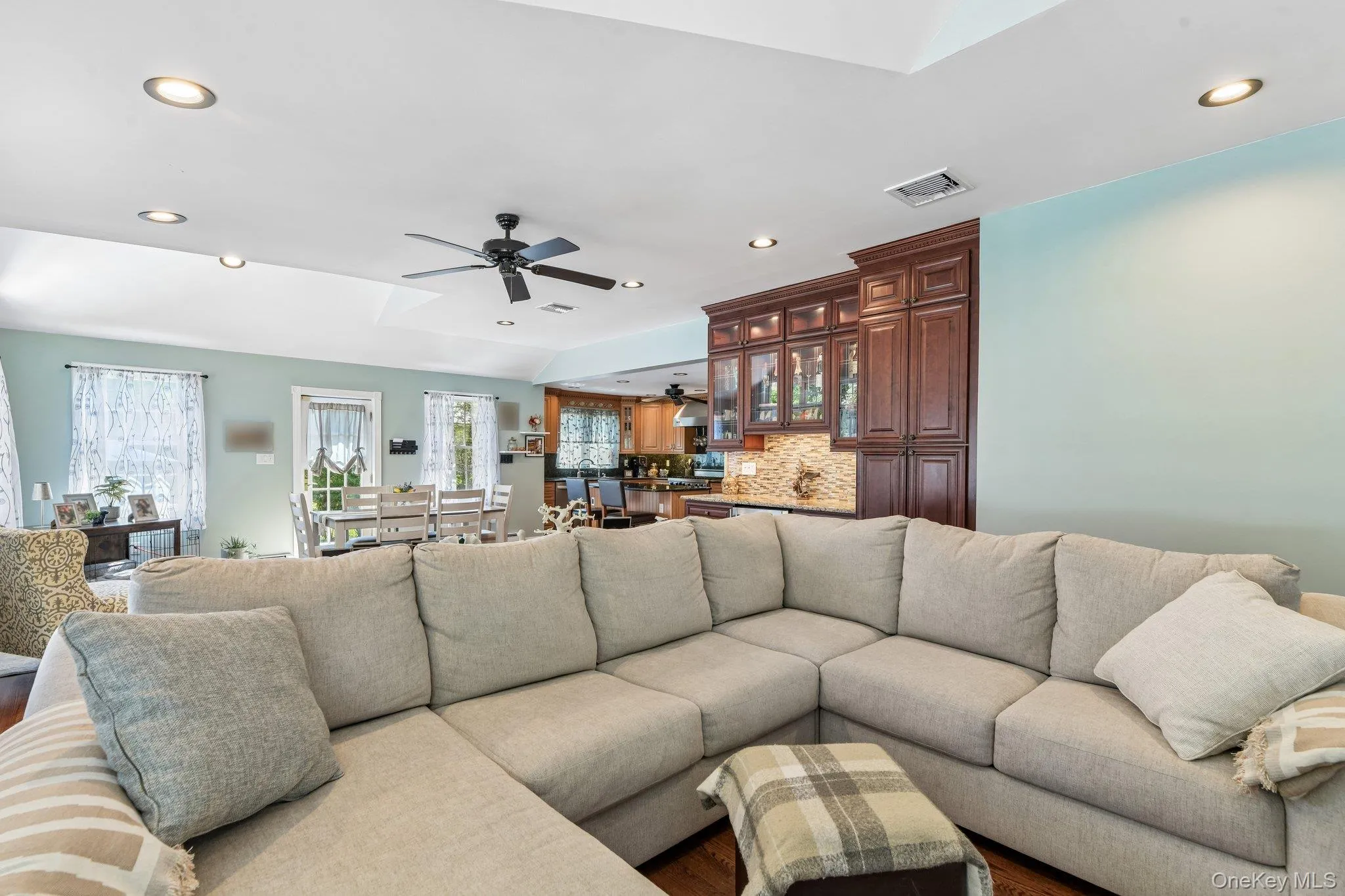 Large space for entertaining! Large space for entertaining!