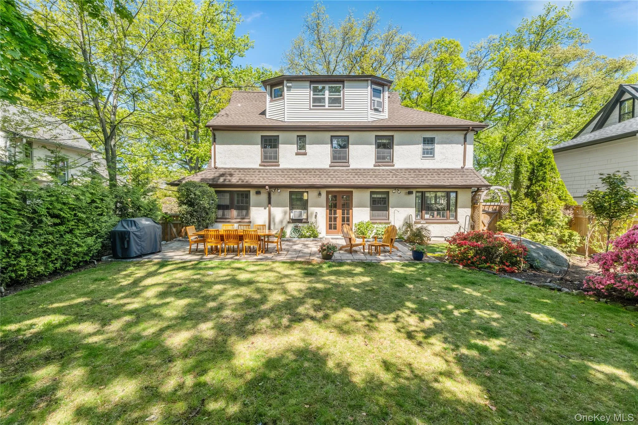 Large private backyard with sunny southern exposure. Large private backyard with sunny southern exposure.