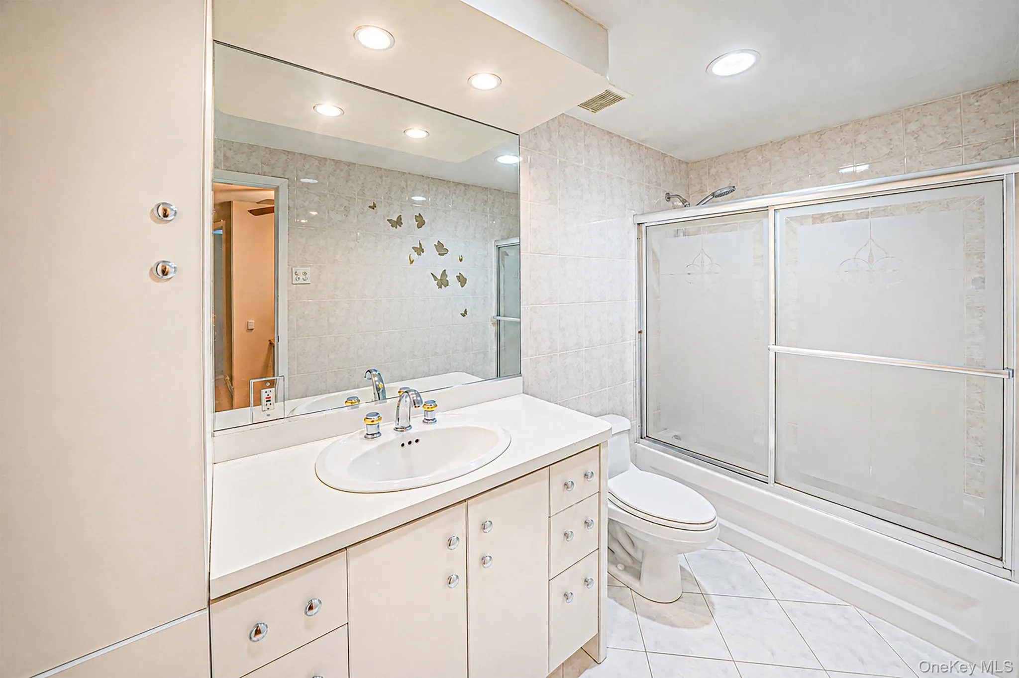 Upstairs main bathroom Upstairs main bathroom