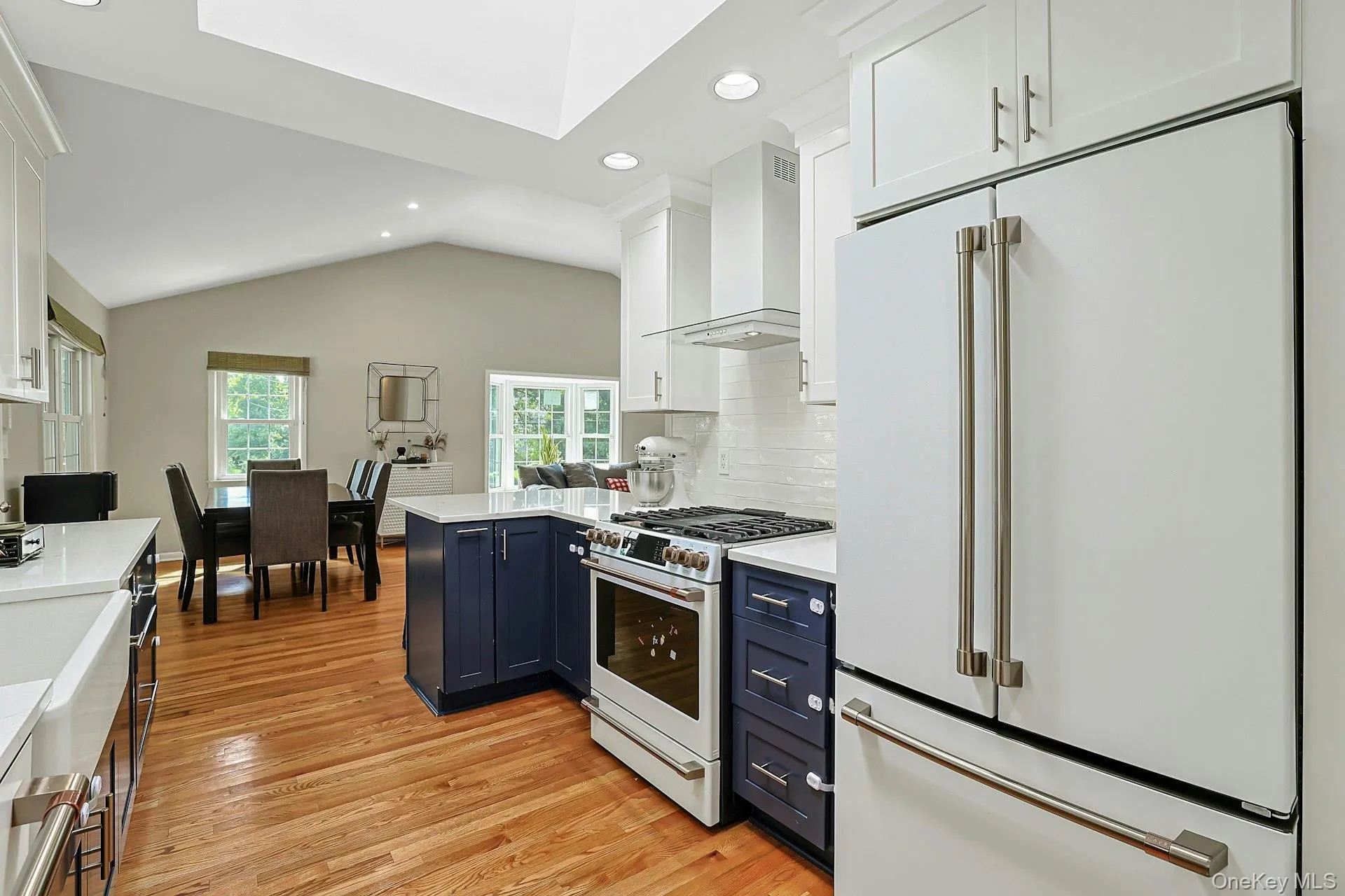Kitchen w/Island Kitchen w/Island