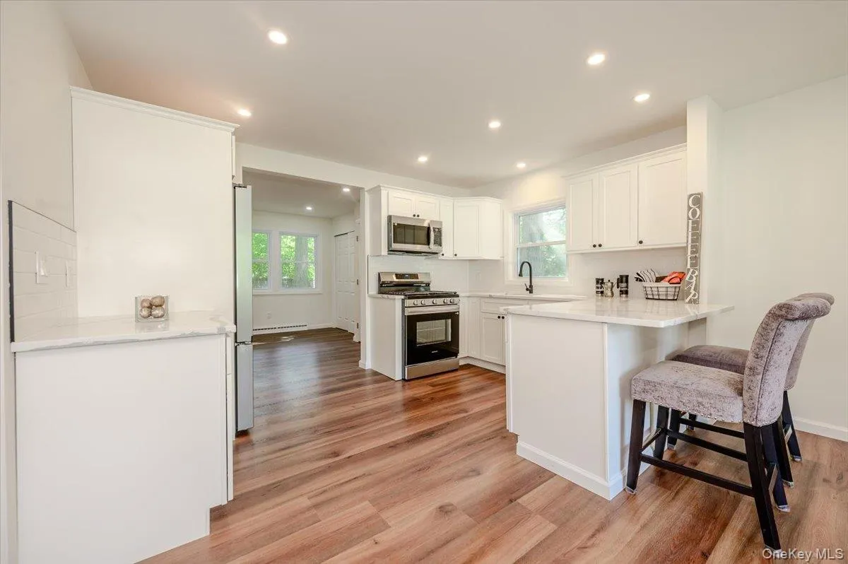 17 Lake Prom, Brookhaven, NY, 3 Bedrooms Bedrooms, 6 Rooms Rooms,1 BathroomBathrooms,Residential,For Rent,Lake,0,1037474 17 Lake Prom, Brookhaven, NY, 3 Bedrooms Bedrooms, 6 Rooms Rooms,1 BathroomBathrooms,Residential,For Rent,Lake,0,1037474
