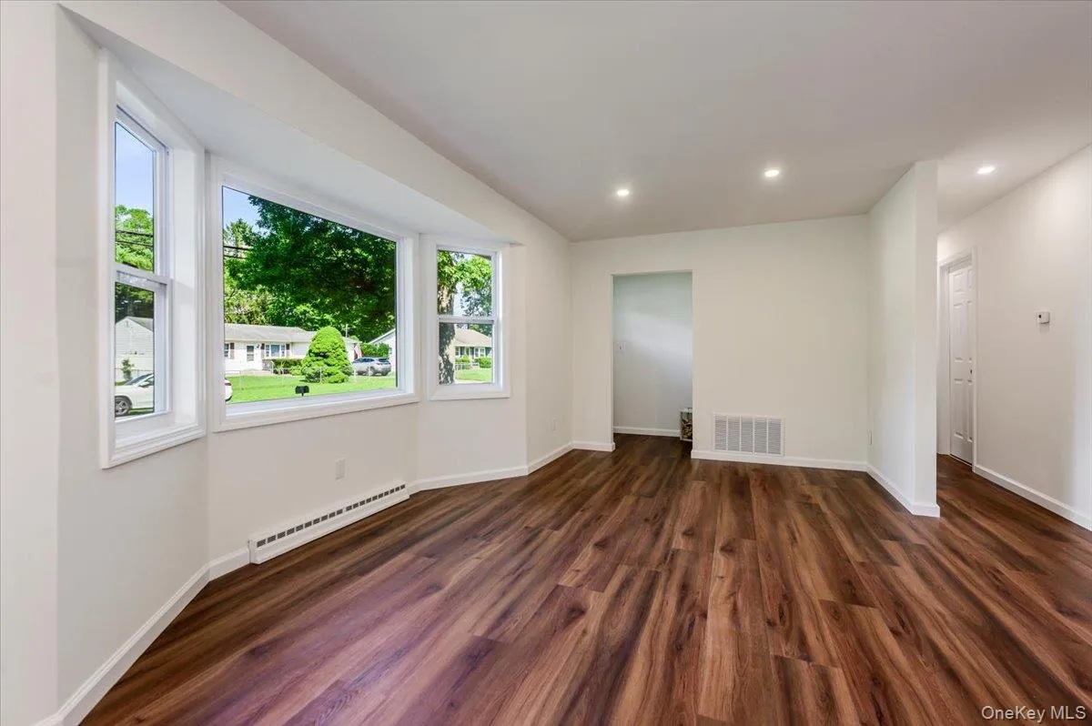 17 Lake Prom, Brookhaven, NY, 3 Bedrooms Bedrooms, 6 Rooms Rooms,1 BathroomBathrooms,Residential,For Rent,Lake,0,1037474 17 Lake Prom, Brookhaven, NY, 3 Bedrooms Bedrooms, 6 Rooms Rooms,1 BathroomBathrooms,Residential,For Rent,Lake,0,1037474