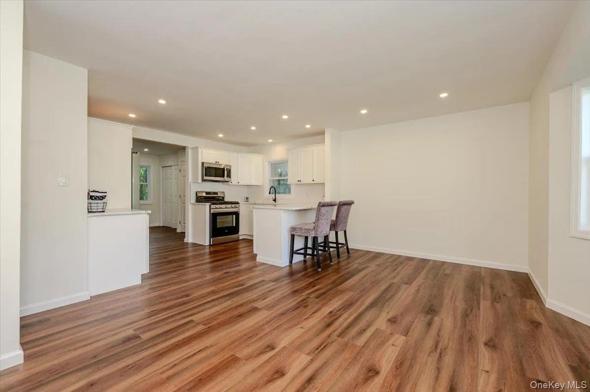17 Lake Prom, Brookhaven, NY, 3 Bedrooms Bedrooms, 6 Rooms Rooms,1 BathroomBathrooms,Residential,For Rent,Lake,0,1037474 17 Lake Prom, Brookhaven, NY, 3 Bedrooms Bedrooms, 6 Rooms Rooms,1 BathroomBathrooms,Residential,For Rent,Lake,0,1037474