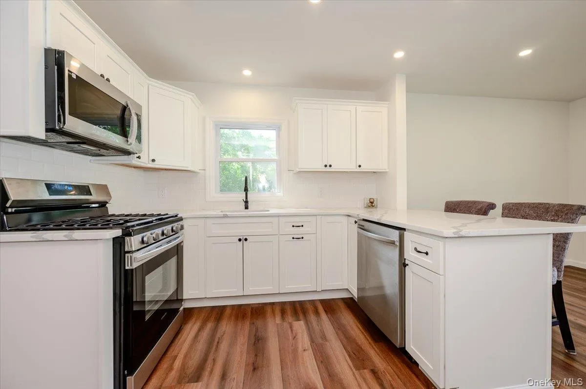 17 Lake Prom, Brookhaven, NY, 3 Bedrooms Bedrooms, 6 Rooms Rooms,1 BathroomBathrooms,Residential,For Rent,Lake,0,1037474 17 Lake Prom, Brookhaven, NY, 3 Bedrooms Bedrooms, 6 Rooms Rooms,1 BathroomBathrooms,Residential,For Rent,Lake,0,1037474