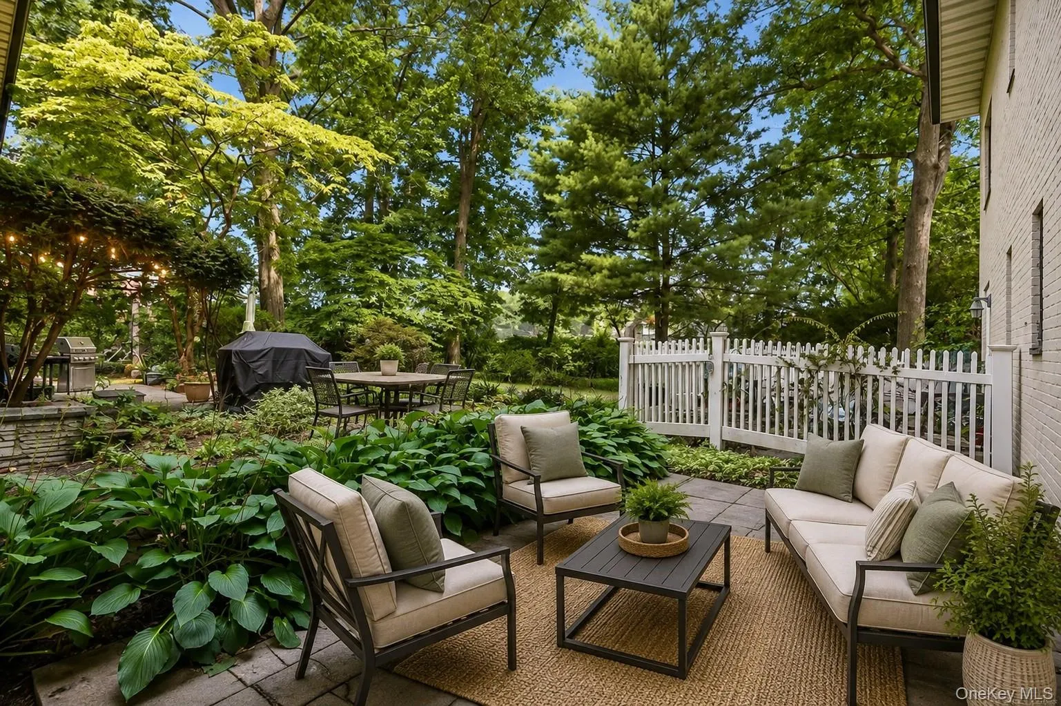 Private Outdoor Patio area / Virtually staged with patio set Private Outdoor Patio area / Virtually staged with patio set