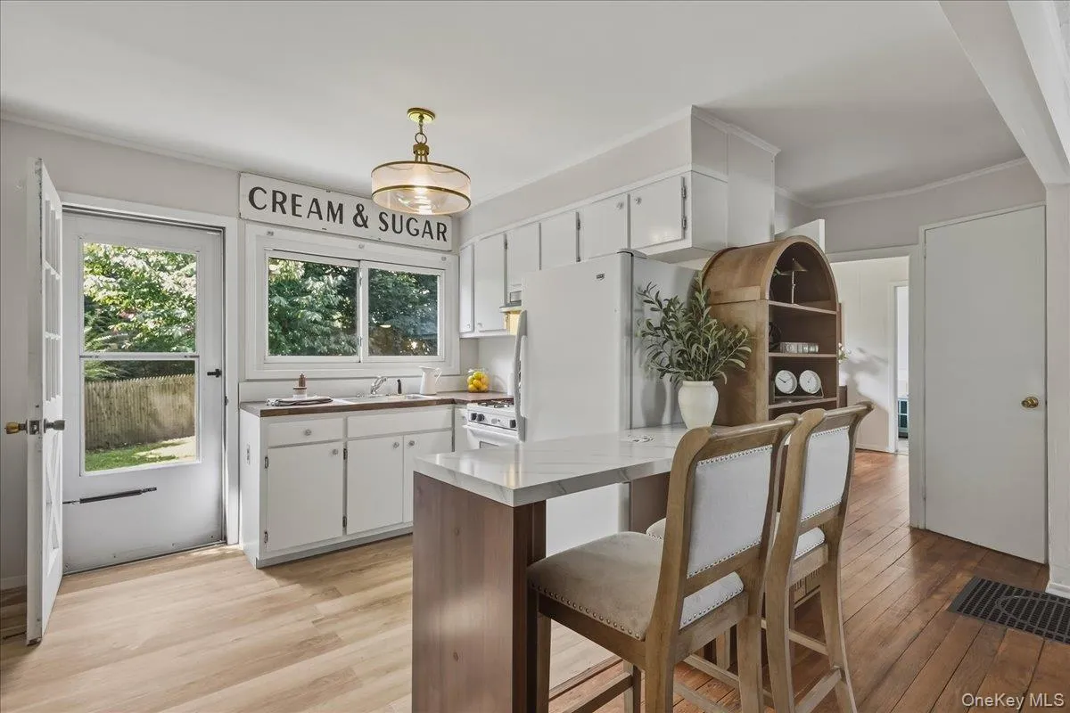 5 Coles Place, Huntington, NY, 2 Bedrooms Bedrooms, 5 Rooms Rooms,1 BathroomBathrooms,Residential,For Rent,Coles,0,1037480 5 Coles Place, Huntington, NY, 2 Bedrooms Bedrooms, 5 Rooms Rooms,1 BathroomBathrooms,Residential,For Rent,Coles,0,1037480