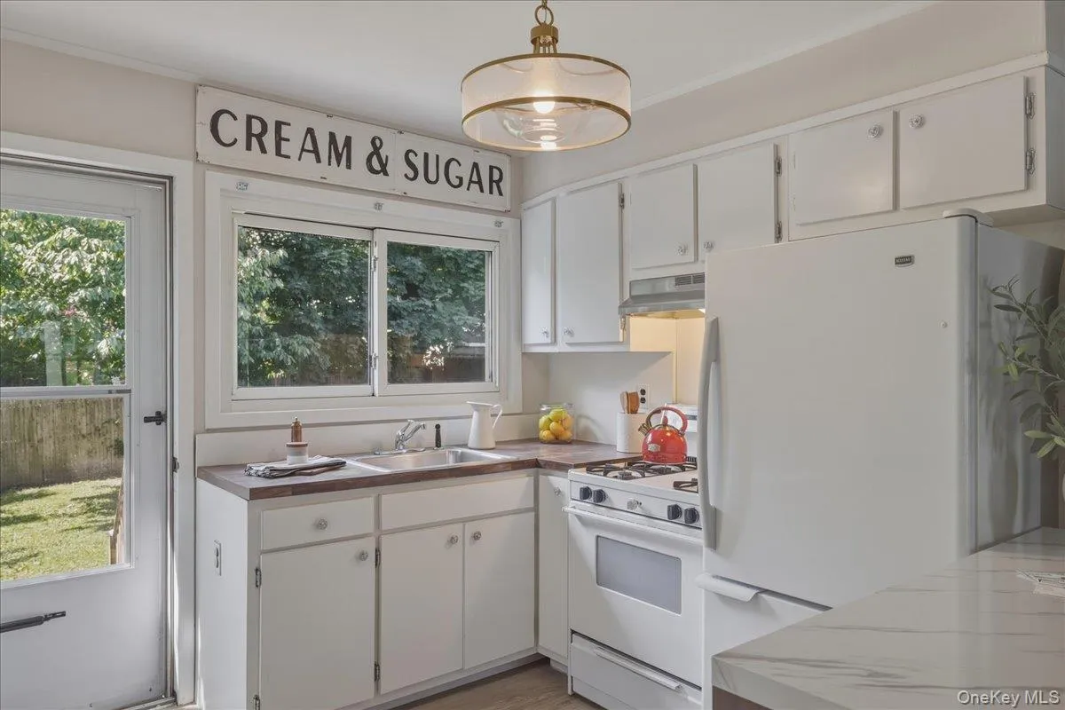 5 Coles Place, Huntington, NY, 2 Bedrooms Bedrooms, 5 Rooms Rooms,1 BathroomBathrooms,Residential,For Rent,Coles,0,1037480 5 Coles Place, Huntington, NY, 2 Bedrooms Bedrooms, 5 Rooms Rooms,1 BathroomBathrooms,Residential,For Rent,Coles,0,1037480