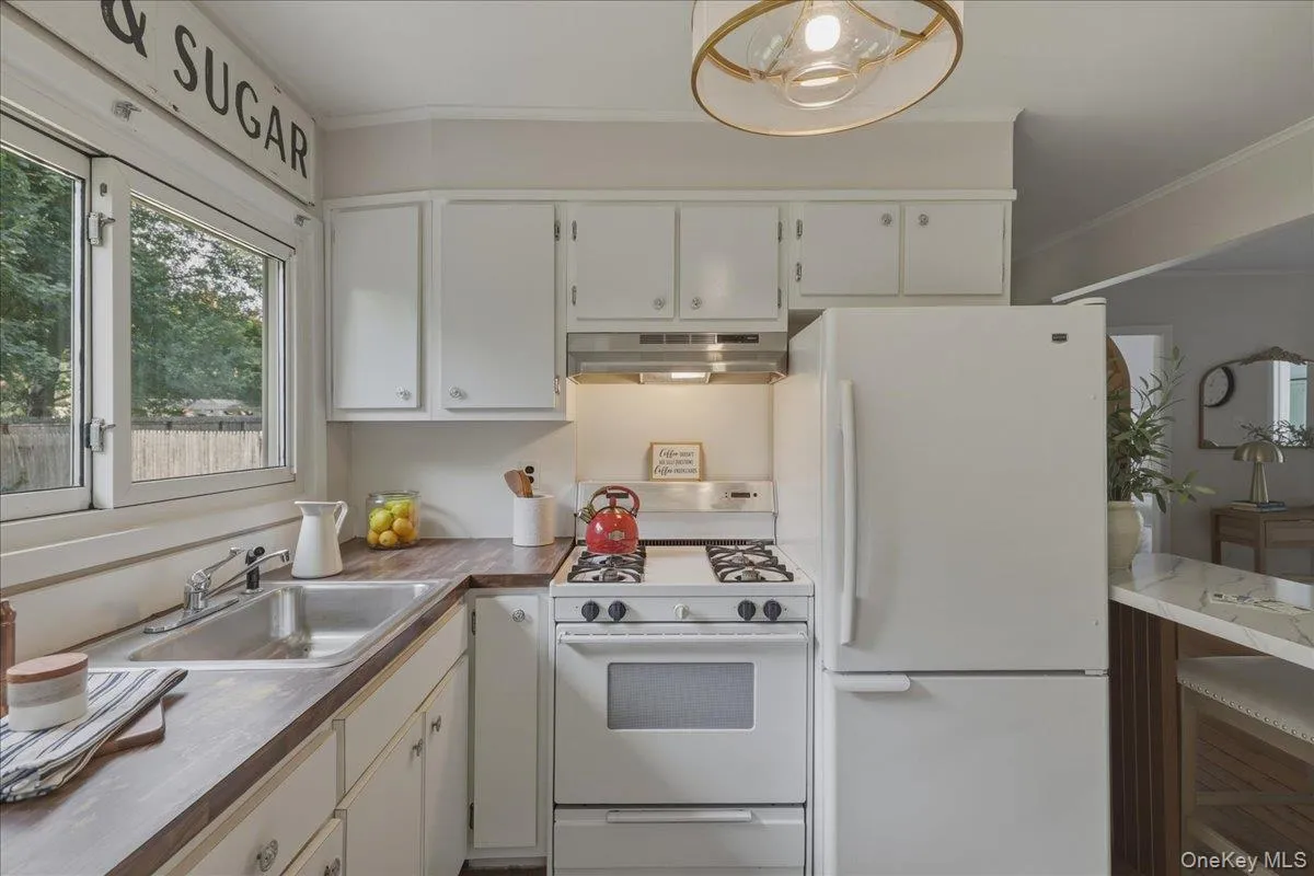 5 Coles Place, Huntington, NY, 2 Bedrooms Bedrooms, 5 Rooms Rooms,1 BathroomBathrooms,Residential,For Rent,Coles,0,1037480 5 Coles Place, Huntington, NY, 2 Bedrooms Bedrooms, 5 Rooms Rooms,1 BathroomBathrooms,Residential,For Rent,Coles,0,1037480