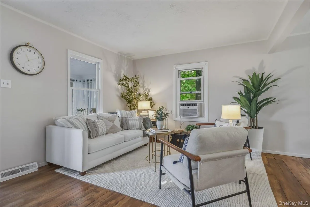 5 Coles Place, Huntington, NY, 2 Bedrooms Bedrooms, 5 Rooms Rooms,1 BathroomBathrooms,Residential,For Rent,Coles,0,1037480 5 Coles Place, Huntington, NY, 2 Bedrooms Bedrooms, 5 Rooms Rooms,1 BathroomBathrooms,Residential,For Rent,Coles,0,1037480