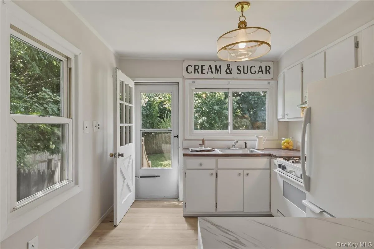 5 Coles Place, Huntington, NY, 2 Bedrooms Bedrooms, 5 Rooms Rooms,1 BathroomBathrooms,Residential,For Rent,Coles,0,1037480 5 Coles Place, Huntington, NY, 2 Bedrooms Bedrooms, 5 Rooms Rooms,1 BathroomBathrooms,Residential,For Rent,Coles,0,1037480