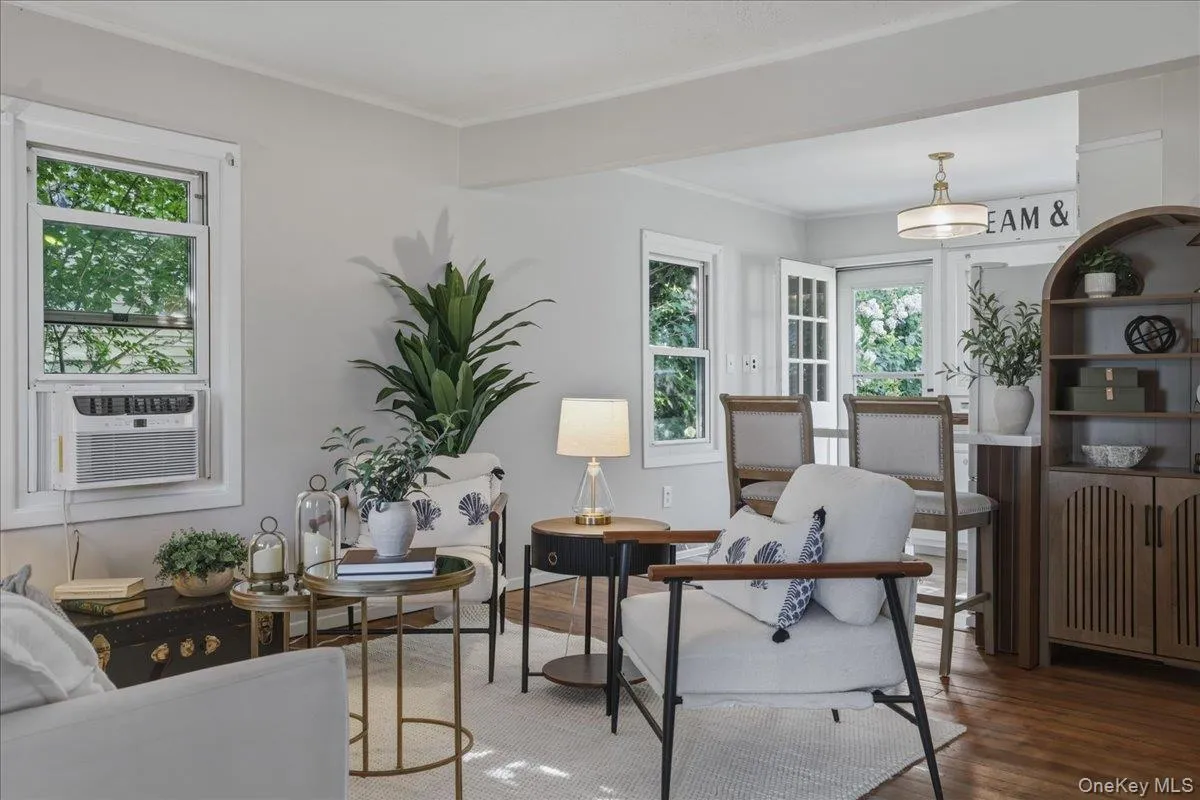 5 Coles Place, Huntington, NY, 2 Bedrooms Bedrooms, 5 Rooms Rooms,1 BathroomBathrooms,Residential,For Rent,Coles,0,1037480 5 Coles Place, Huntington, NY, 2 Bedrooms Bedrooms, 5 Rooms Rooms,1 BathroomBathrooms,Residential,For Rent,Coles,0,1037480
