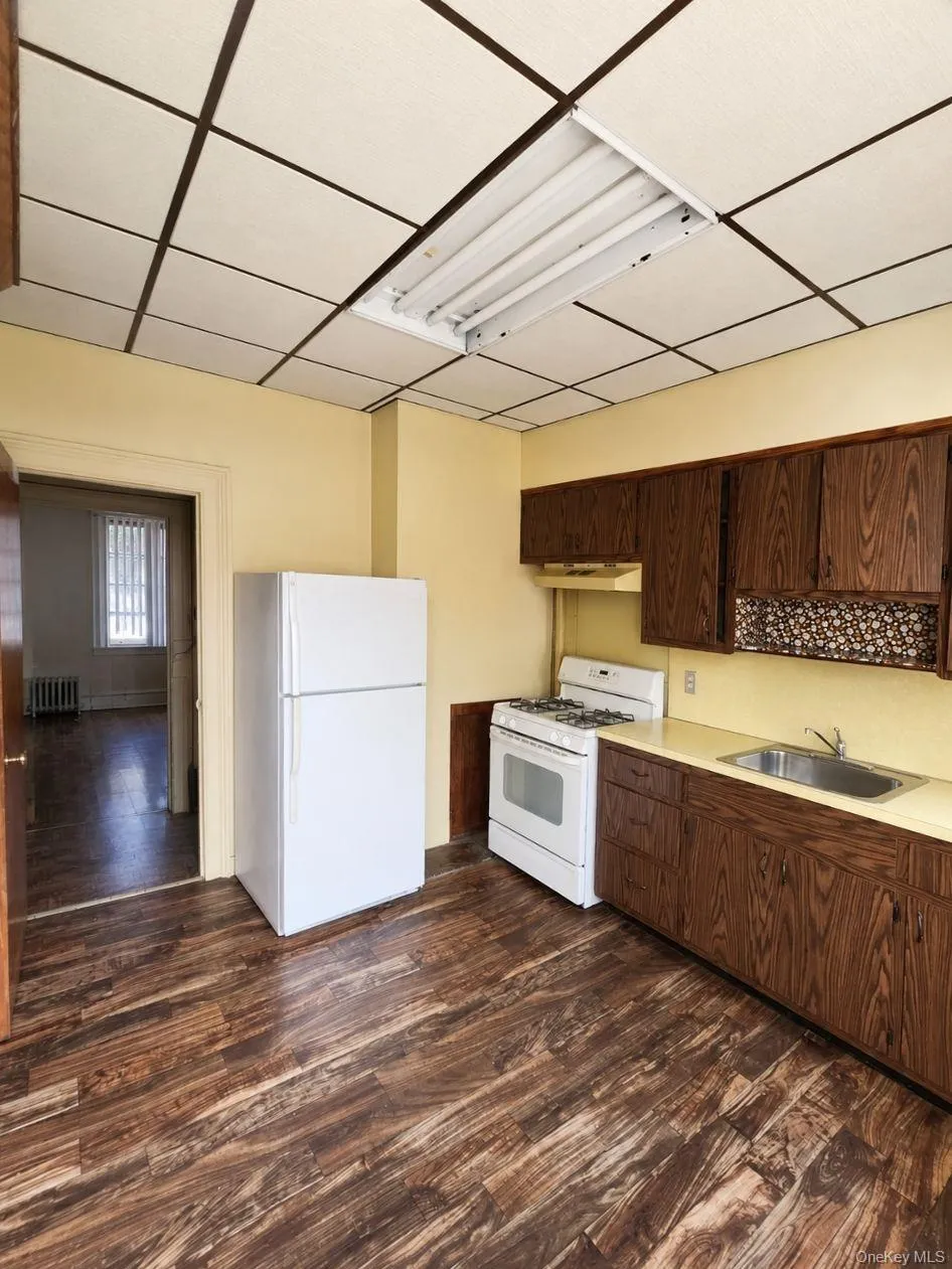 20-42 41st Street, New York, NY, 2 Bedrooms Bedrooms, 5 Rooms Rooms,1 BathroomBathrooms,Residential,For Rent,41st,0,1037487 20-42 41st Street, New York, NY, 2 Bedrooms Bedrooms, 5 Rooms Rooms,1 BathroomBathrooms,Residential,For Rent,41st,0,1037487