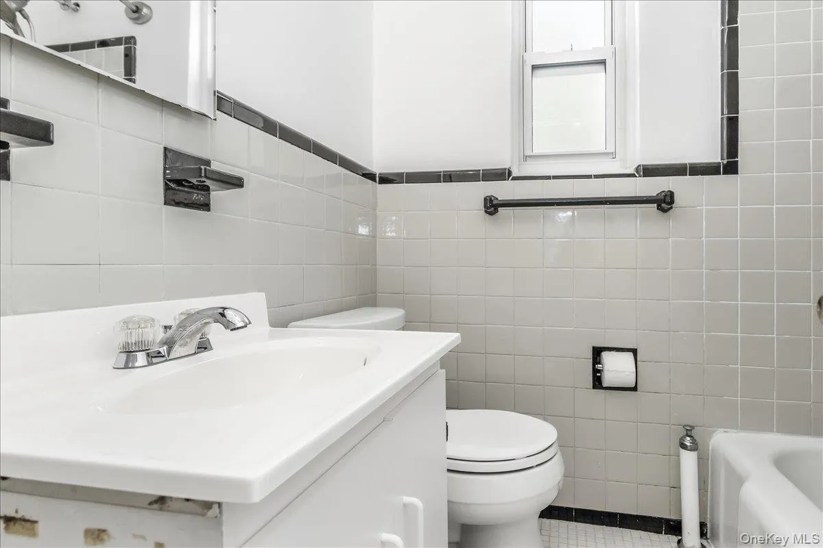 260-57 75th Avenue, New York, NY, 2 Bedrooms Bedrooms, 5 Rooms Rooms,1 BathroomBathrooms,Residential,For Rent,75th,0,1037617 260-57 75th Avenue, New York, NY, 2 Bedrooms Bedrooms, 5 Rooms Rooms,1 BathroomBathrooms,Residential,For Rent,75th,0,1037617