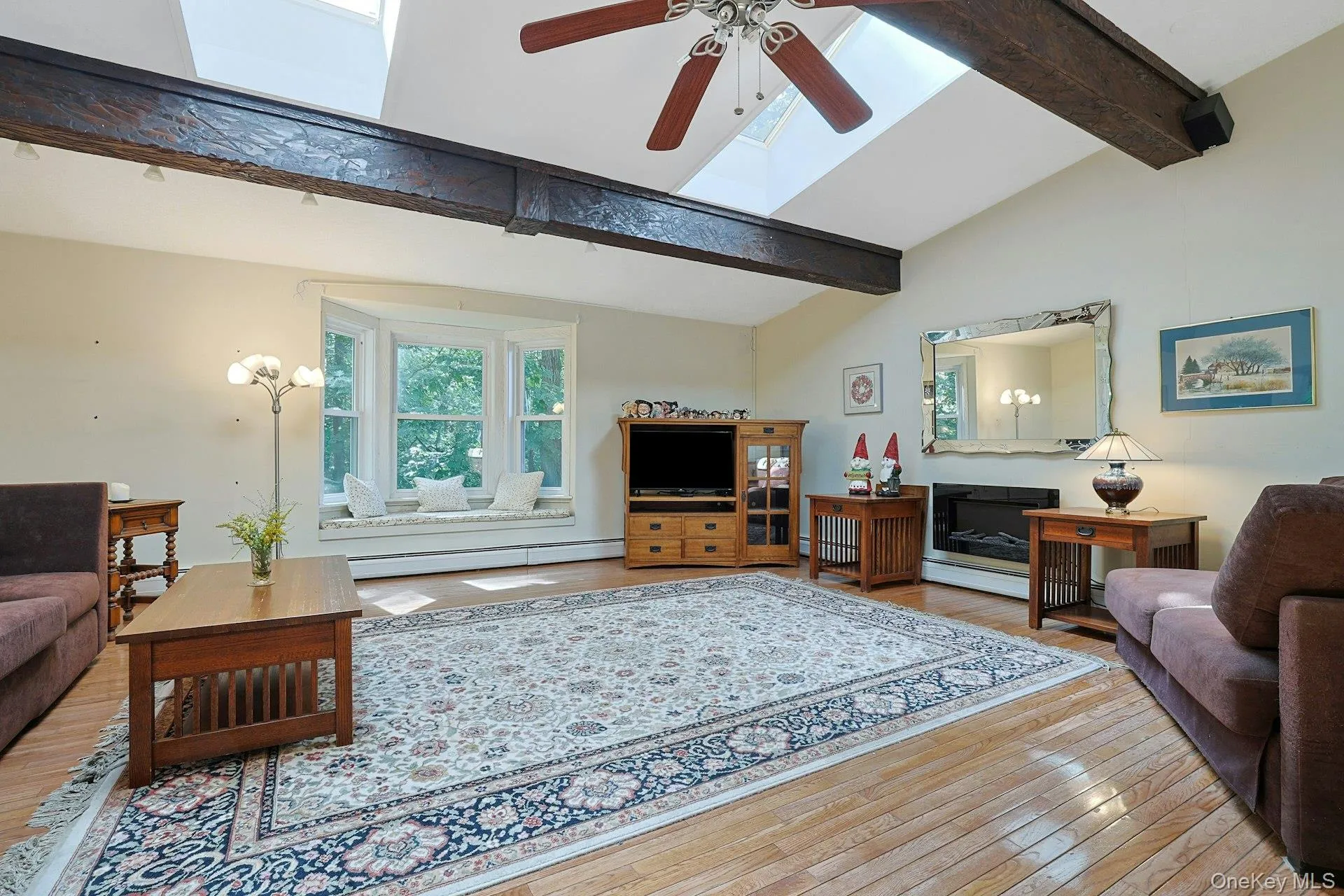 Skylight, bay window, electric fireplace Skylight, bay window, electric fireplace