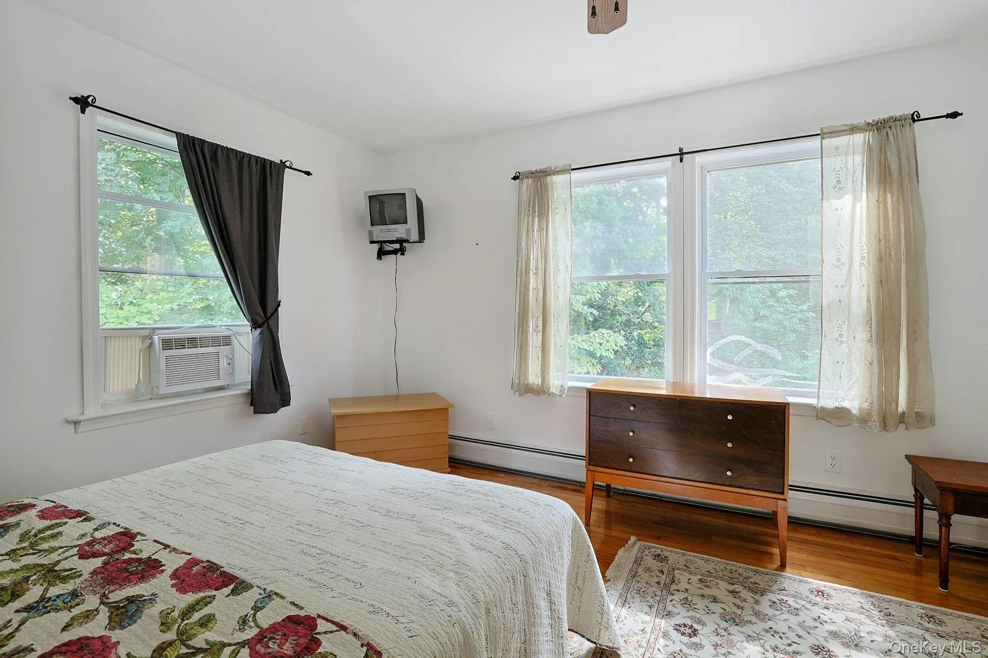 Upstairs bedroom Upstairs bedroom