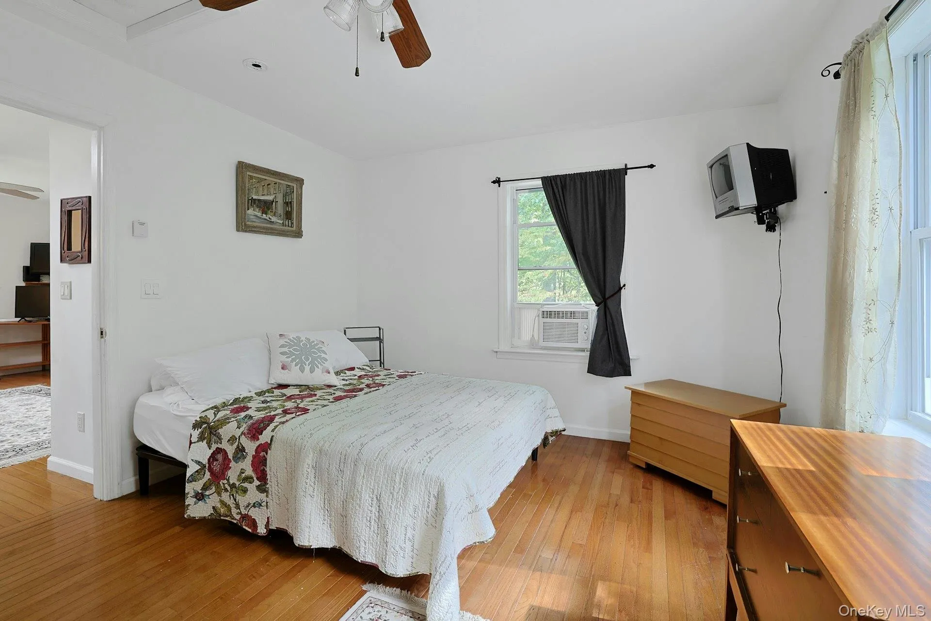 Upstairs bedroom Upstairs bedroom