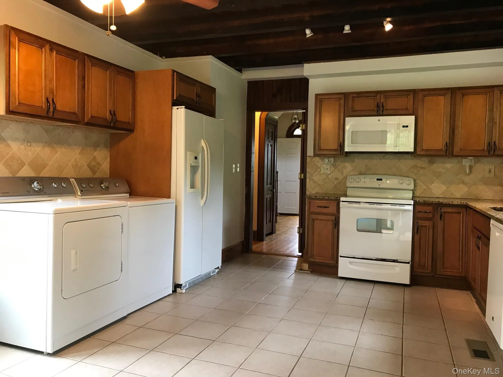 Large eat in kitchen Large eat in kitchen