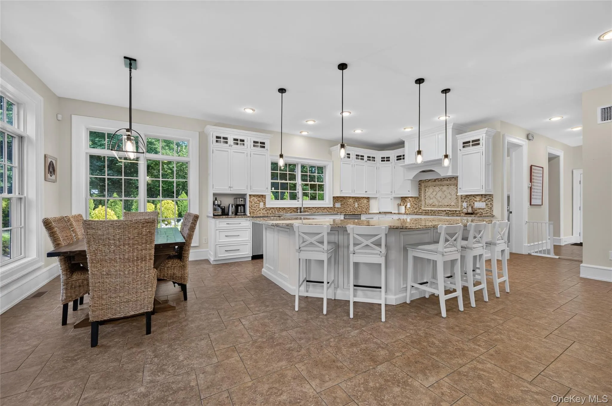 Eat-in Kitchen Eat-in Kitchen