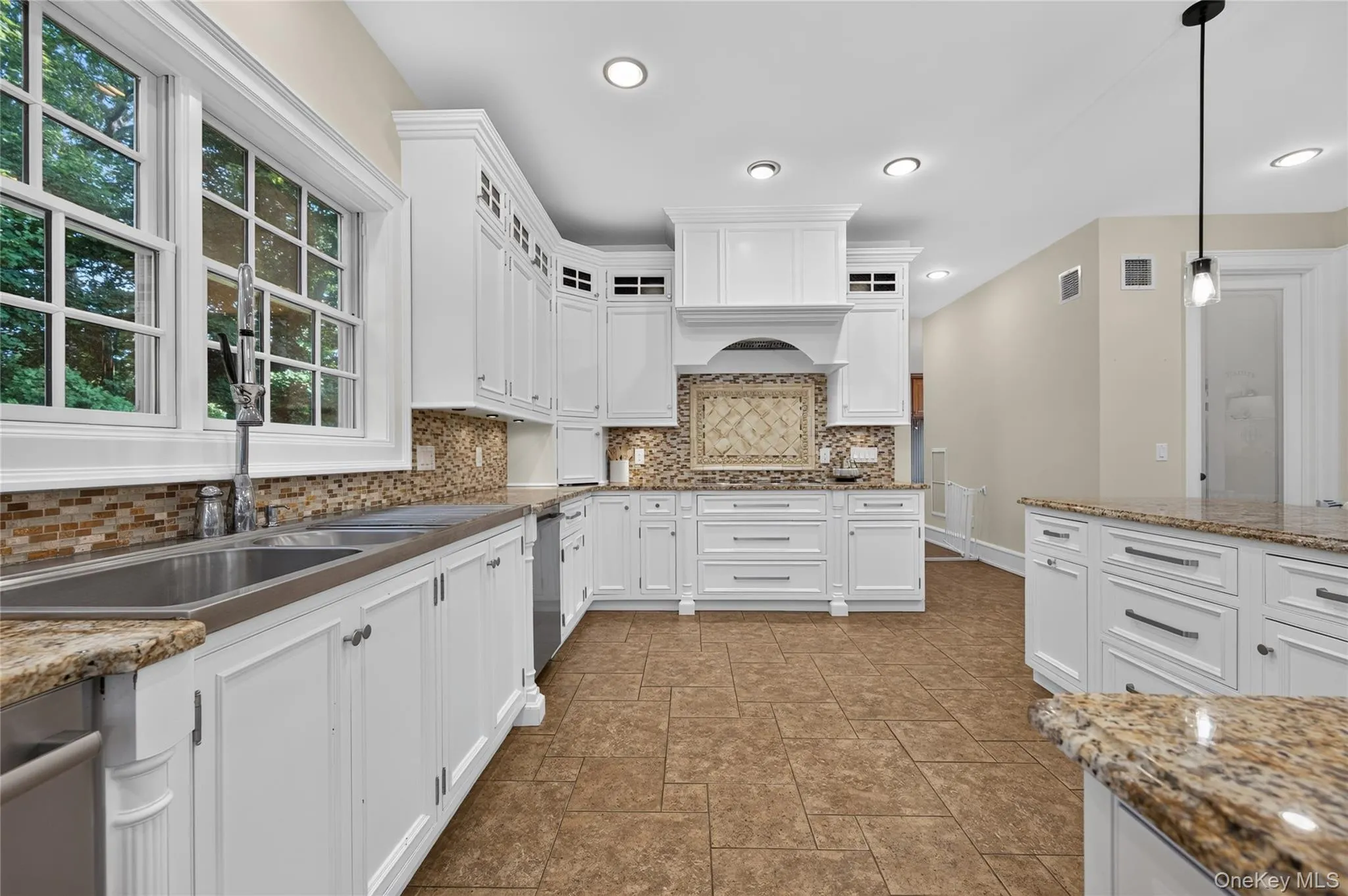 Beautiful Kitchen w/walk-in pantry Beautiful Kitchen w/walk-in pantry