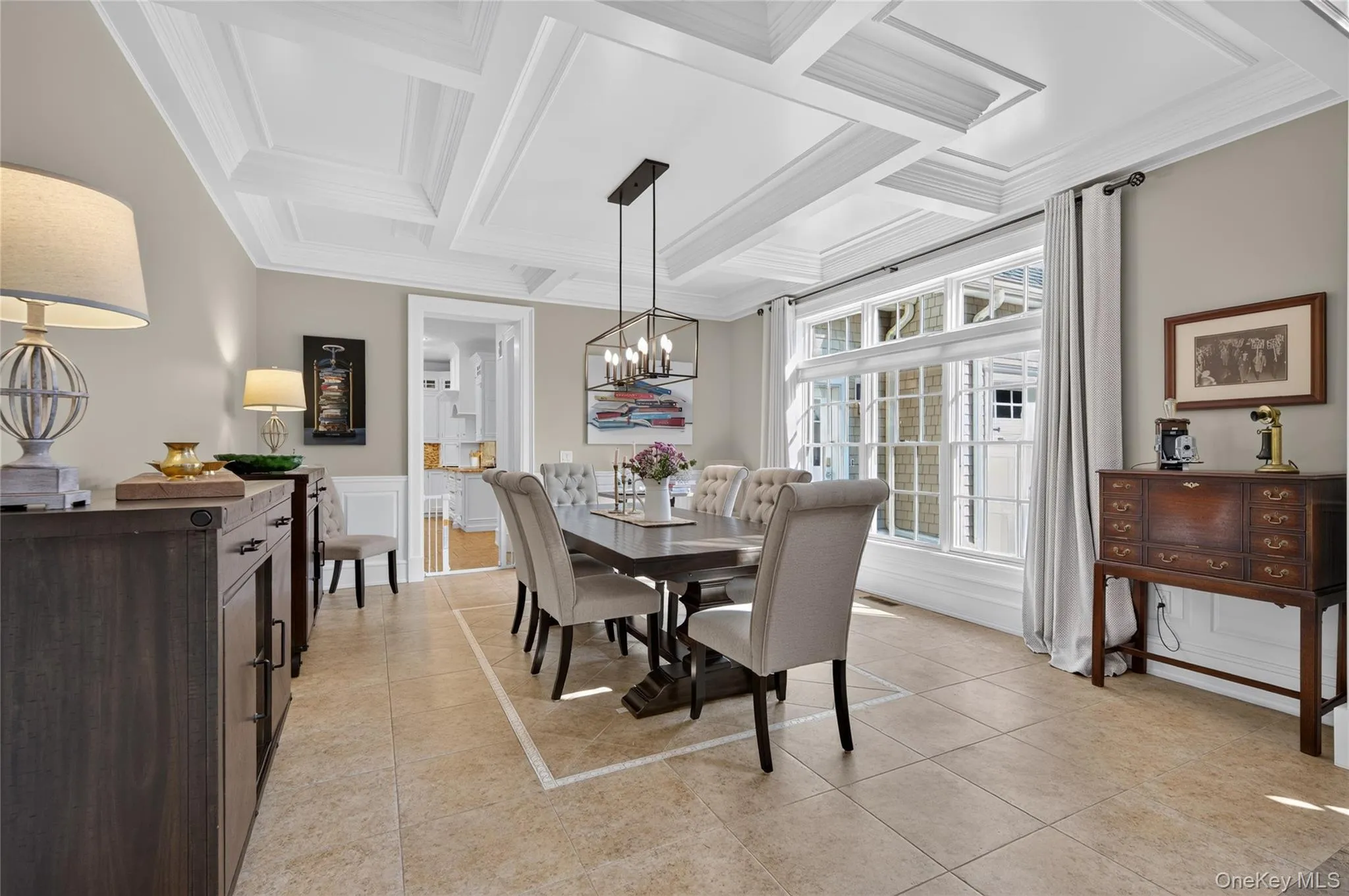 Dining room w/coffered ceiling Dining room w/coffered ceiling