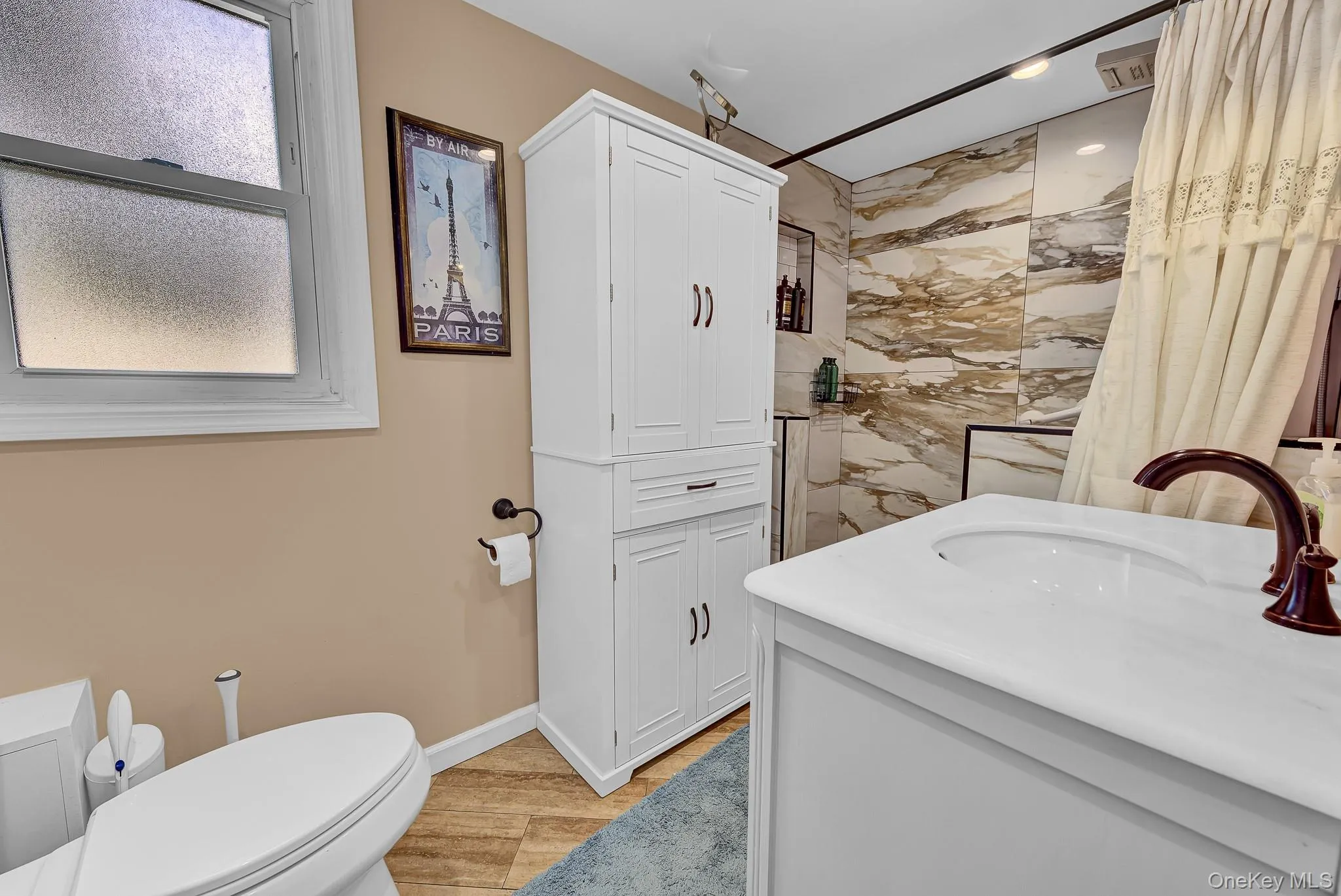 Primary En-suite Bathroom Primary En-suite Bathroom
