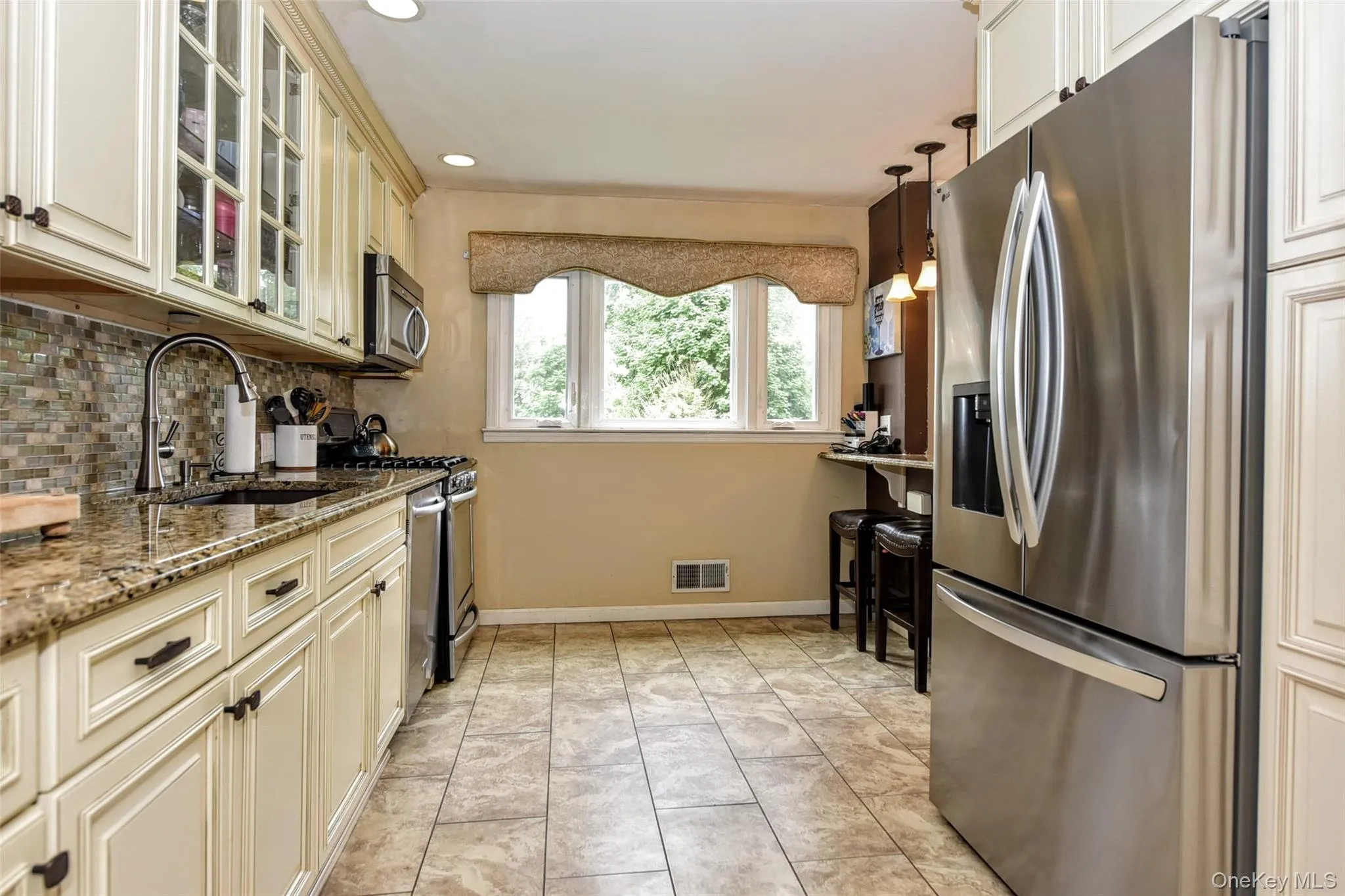 Granite counter, soft-close cabinetry. Granite counter, soft-close cabinetry.