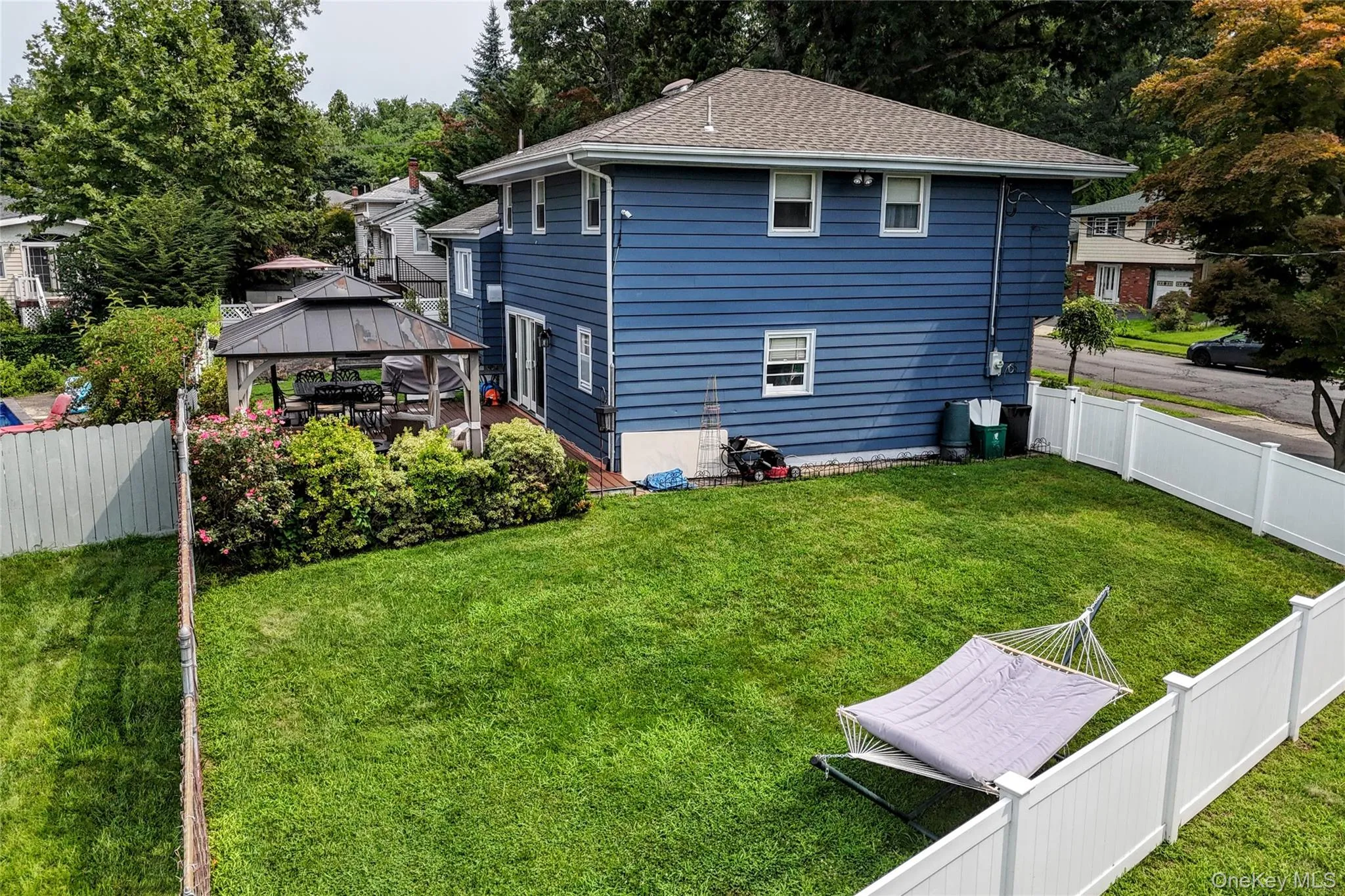 Side yard for recreational fun! Side yard for recreational fun!