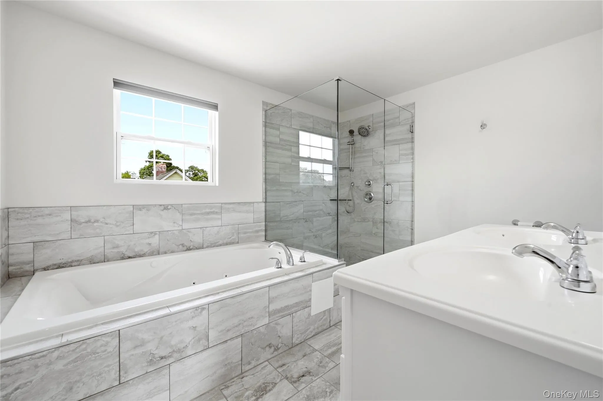 En-Suite bathroom. Jacuzzi tub, glass enclosed shower, duel sinks En-Suite bathroom. Jacuzzi tub, glass enclosed shower, duel sinks