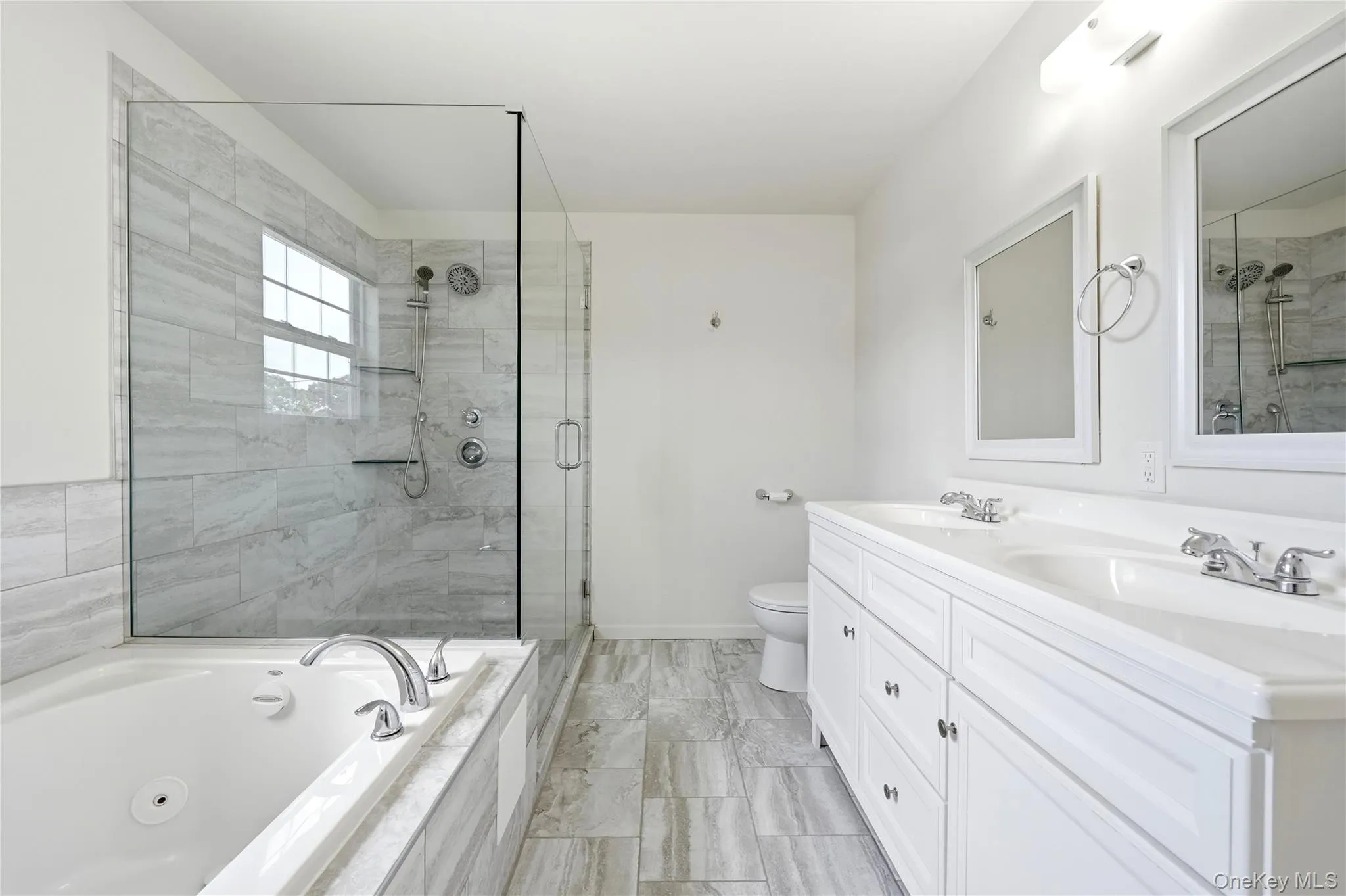 En-Suite bathroom. Jacuzzi tub, glass enclosed shower, duel sinks En-Suite bathroom. Jacuzzi tub, glass enclosed shower, duel sinks