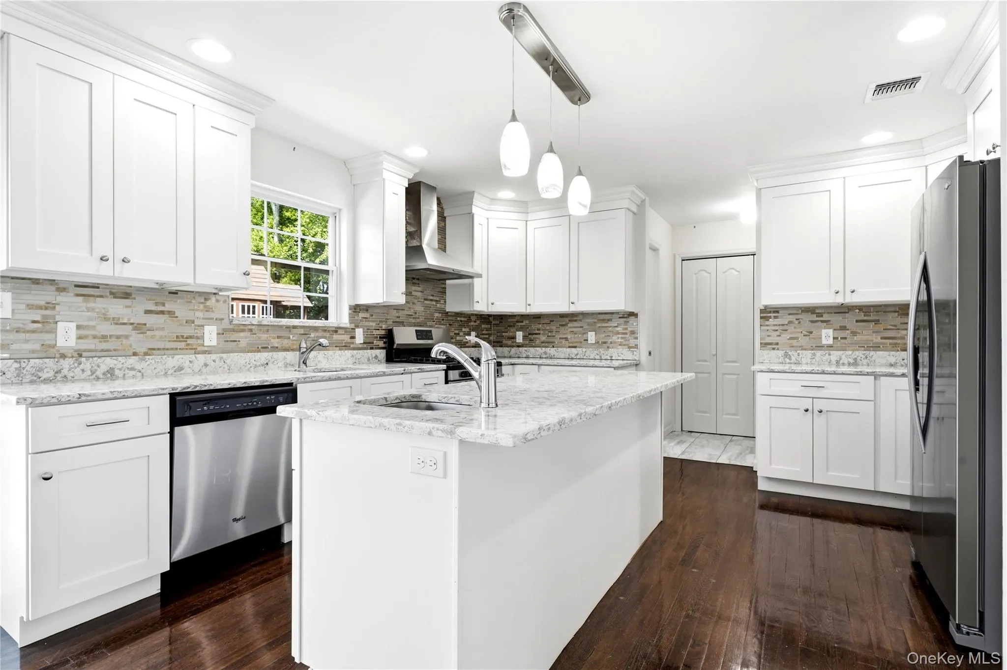 Quartz counter tops, stainless steel appliances Quartz counter tops, stainless steel appliances