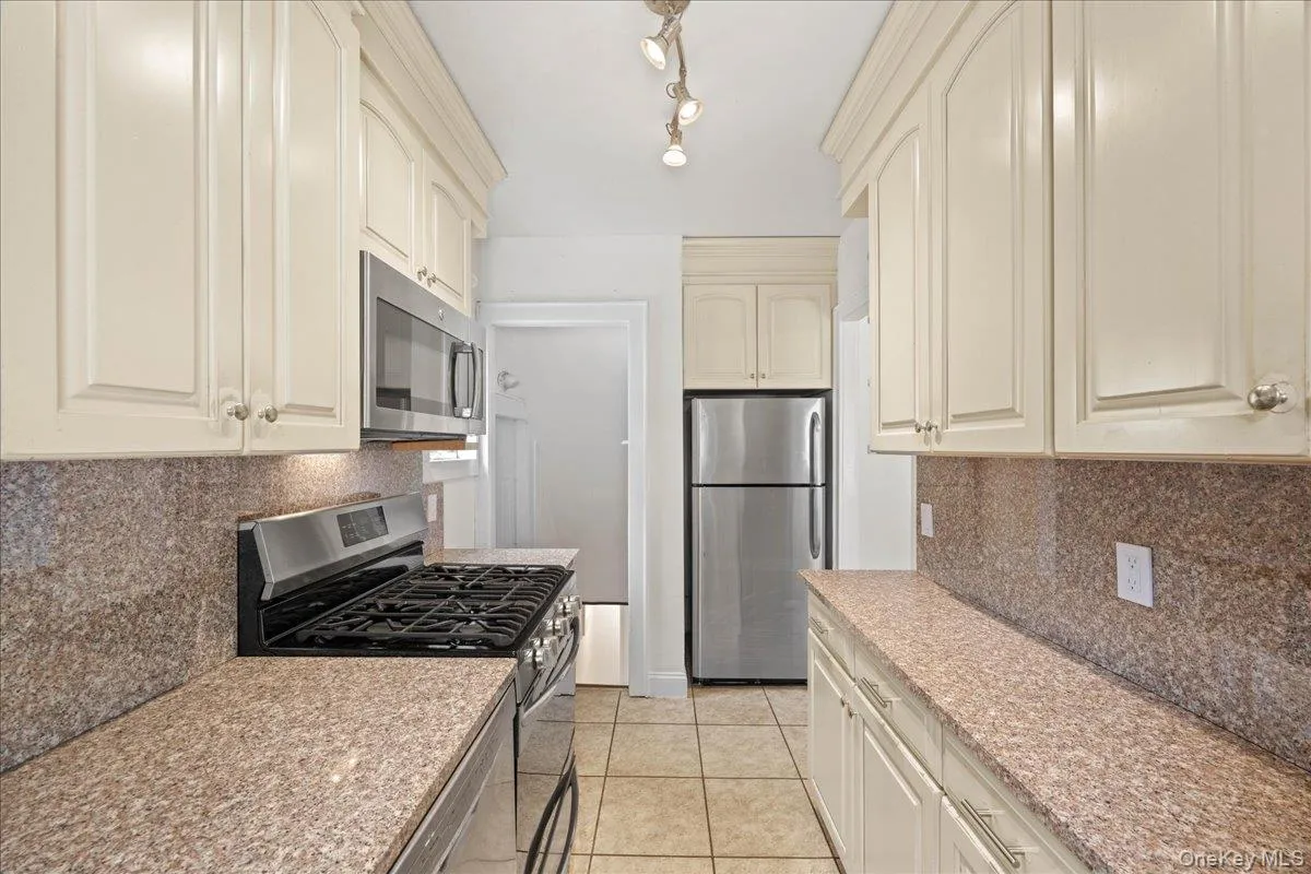 96 Capitol Avenue, North Hempstead, NY, 3 Bedrooms Bedrooms, 6 Rooms Rooms,1 BathroomBathrooms,Residential,For Rent,Capitol,0,1037731 96 Capitol Avenue, North Hempstead, NY, 3 Bedrooms Bedrooms, 6 Rooms Rooms,1 BathroomBathrooms,Residential,For Rent,Capitol,0,1037731