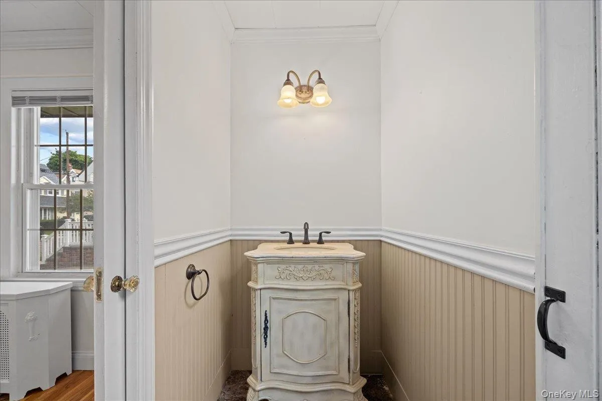 1/2 Bathroom 1/2 Bathroom