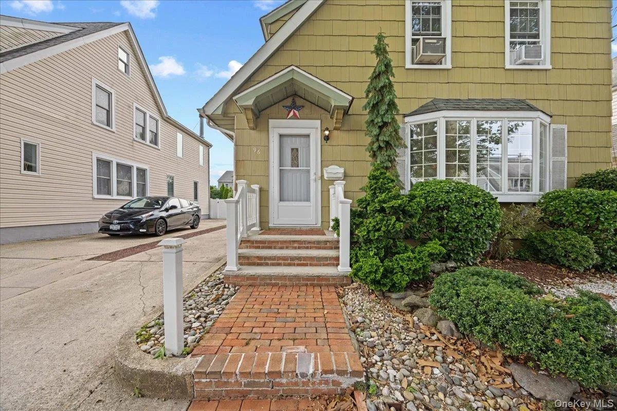 96 Capitol Avenue, North Hempstead, NY, 3 Bedrooms Bedrooms, 6 Rooms Rooms,1 BathroomBathrooms,Residential,For Rent,Capitol,0,1037731 96 Capitol Avenue, North Hempstead, NY, 3 Bedrooms Bedrooms, 6 Rooms Rooms,1 BathroomBathrooms,Residential,For Rent,Capitol,0,1037731