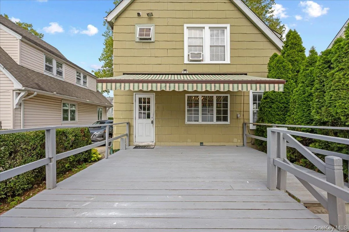 96 Capitol Avenue, North Hempstead, NY, 3 Bedrooms Bedrooms, 6 Rooms Rooms,1 BathroomBathrooms,Residential,For Rent,Capitol,0,1037731 96 Capitol Avenue, North Hempstead, NY, 3 Bedrooms Bedrooms, 6 Rooms Rooms,1 BathroomBathrooms,Residential,For Rent,Capitol,0,1037731