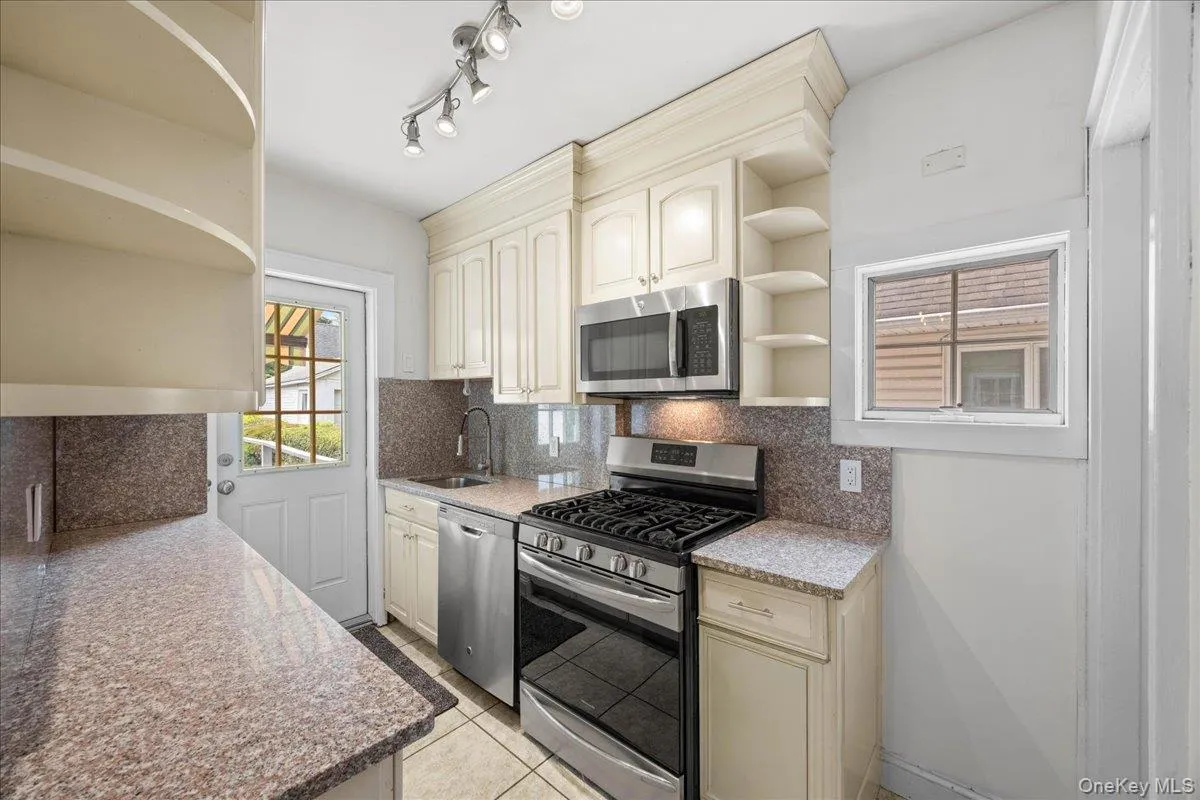 96 Capitol Avenue, North Hempstead, NY, 3 Bedrooms Bedrooms, 6 Rooms Rooms,1 BathroomBathrooms,Residential,For Rent,Capitol,0,1037731 96 Capitol Avenue, North Hempstead, NY, 3 Bedrooms Bedrooms, 6 Rooms Rooms,1 BathroomBathrooms,Residential,For Rent,Capitol,0,1037731