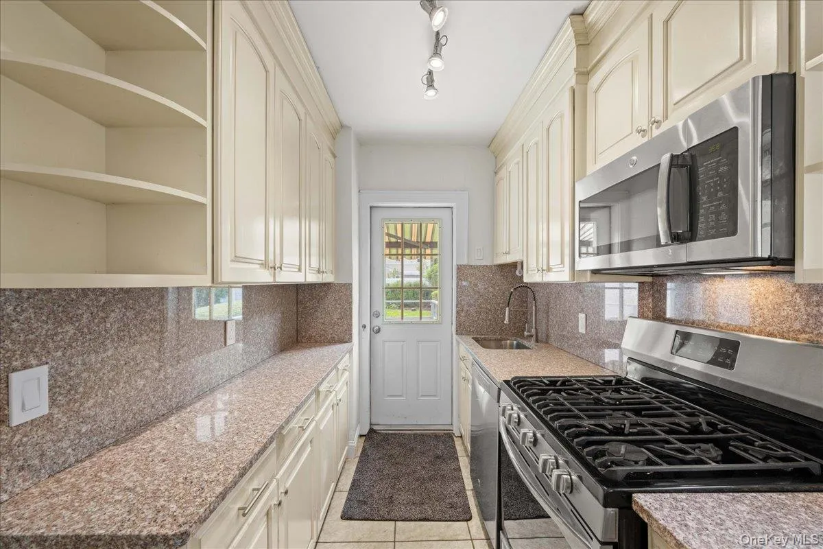 96 Capitol Avenue, North Hempstead, NY, 3 Bedrooms Bedrooms, 6 Rooms Rooms,1 BathroomBathrooms,Residential,For Rent,Capitol,0,1037731 96 Capitol Avenue, North Hempstead, NY, 3 Bedrooms Bedrooms, 6 Rooms Rooms,1 BathroomBathrooms,Residential,For Rent,Capitol,0,1037731