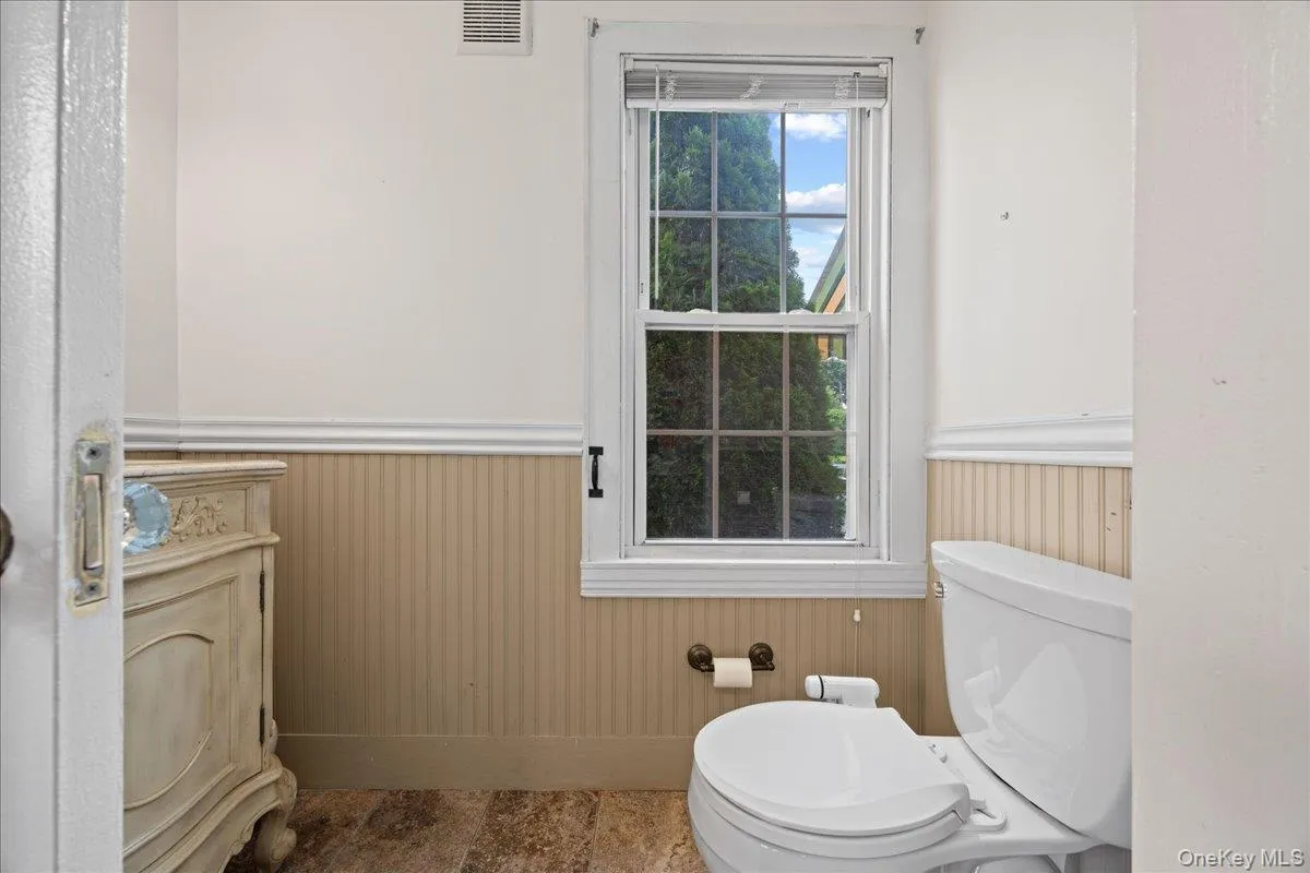 1/2 Bathroom 1/2 Bathroom