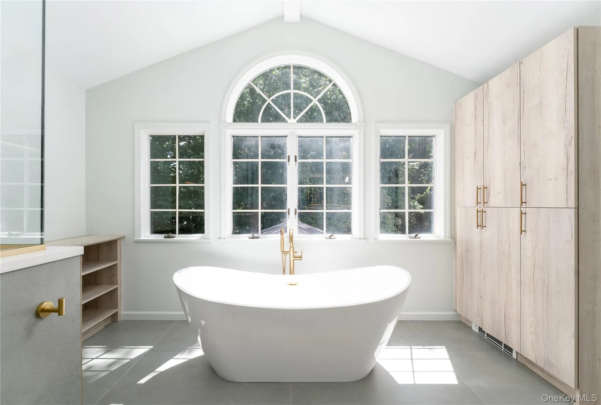Soaking tub, Palladian window Soaking tub, Palladian window