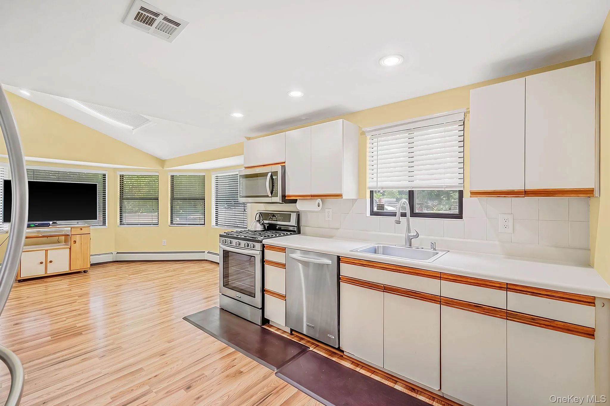 41 Apple Tree Drive, Smithtown, NY, 5 Bedrooms Bedrooms, 8 Rooms Rooms,3 BathroomsBathrooms,Residential,For Rent,Apple Tree,0,1037743 41 Apple Tree Drive, Smithtown, NY, 5 Bedrooms Bedrooms, 8 Rooms Rooms,3 BathroomsBathrooms,Residential,For Rent,Apple Tree,0,1037743