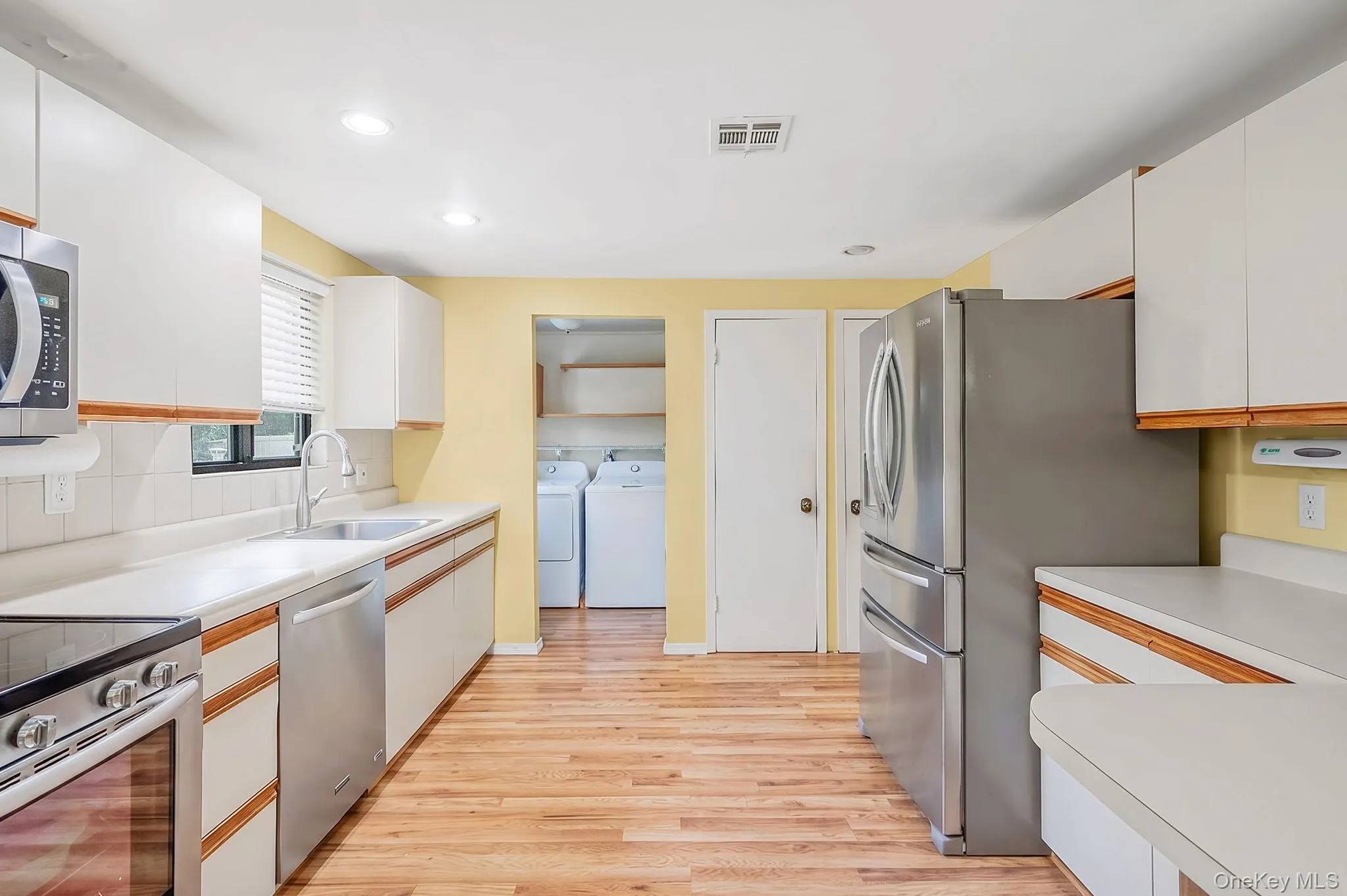 41 Apple Tree Drive, Smithtown, NY, 5 Bedrooms Bedrooms, 8 Rooms Rooms,3 BathroomsBathrooms,Residential,For Rent,Apple Tree,0,1037743 41 Apple Tree Drive, Smithtown, NY, 5 Bedrooms Bedrooms, 8 Rooms Rooms,3 BathroomsBathrooms,Residential,For Rent,Apple Tree,0,1037743
