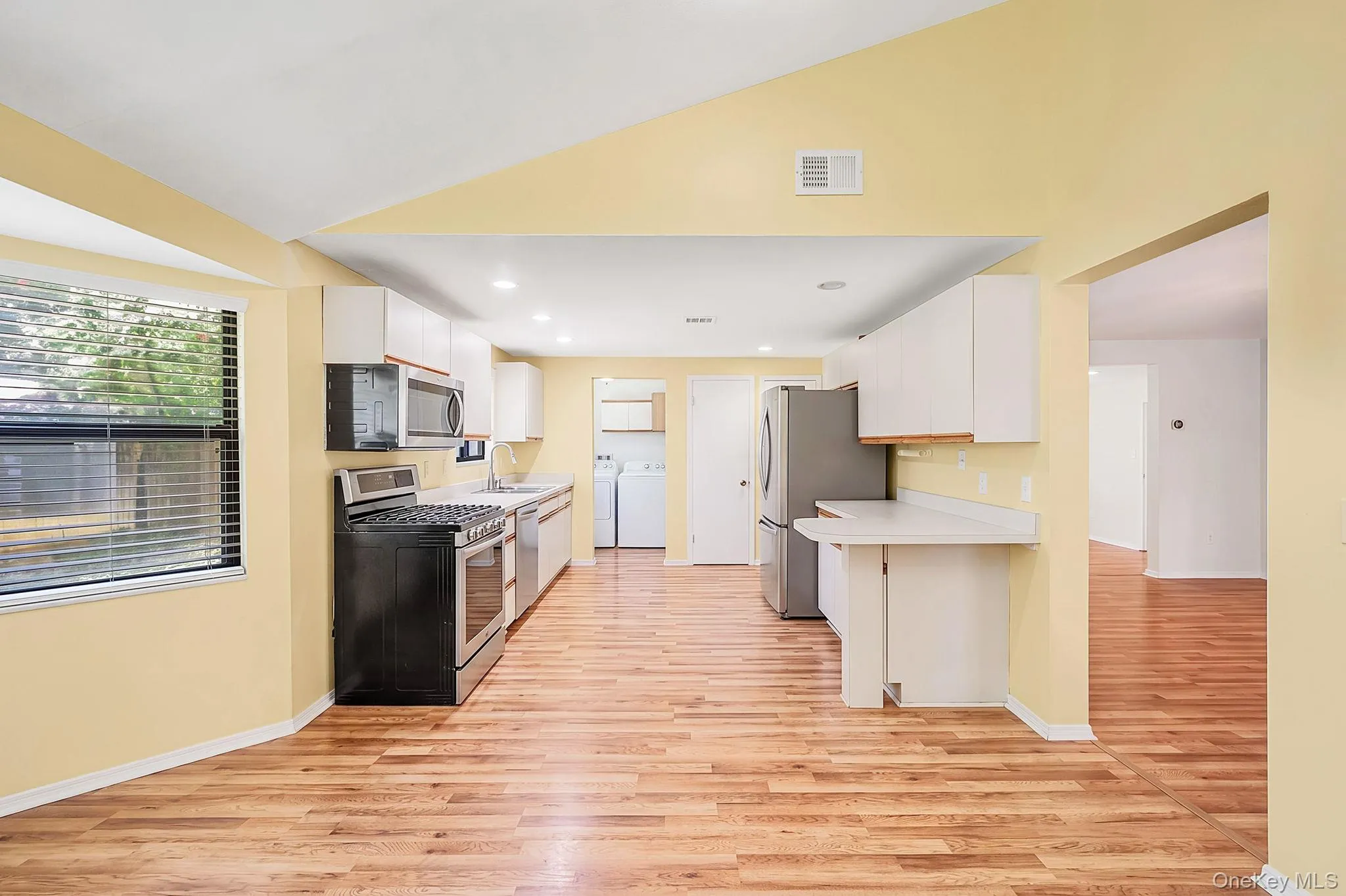 41 Apple Tree Drive, Smithtown, NY, 5 Bedrooms Bedrooms, 8 Rooms Rooms,3 BathroomsBathrooms,Residential,For Rent,Apple Tree,0,1037743 41 Apple Tree Drive, Smithtown, NY, 5 Bedrooms Bedrooms, 8 Rooms Rooms,3 BathroomsBathrooms,Residential,For Rent,Apple Tree,0,1037743