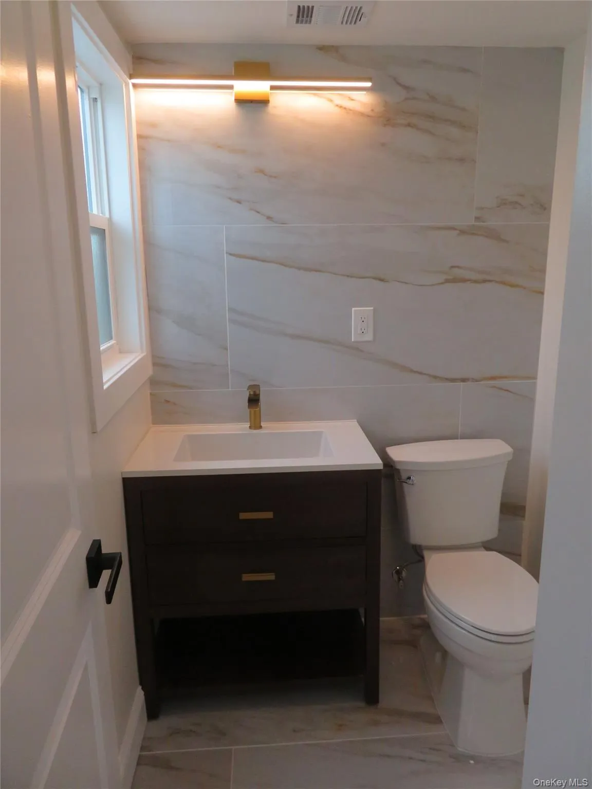 Half Bath with a top-hung window Half Bath with a top-hung window
