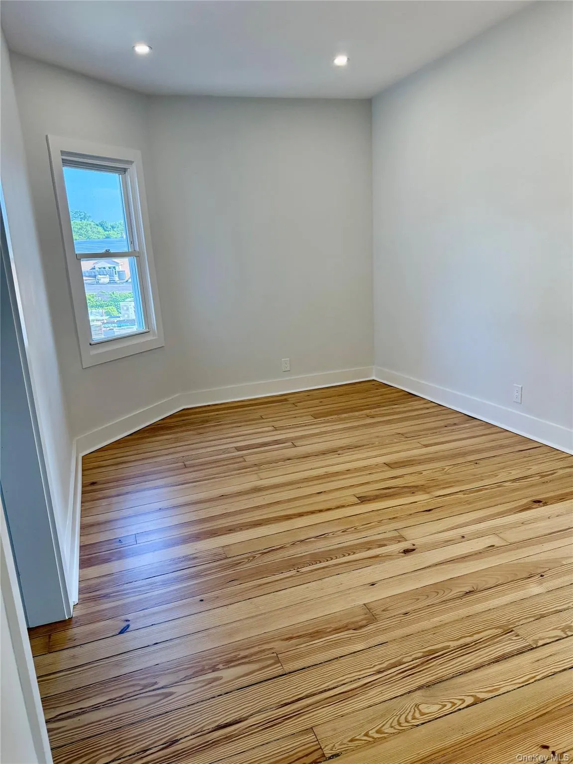 Bright room ideal for dining or office use Bright room ideal for dining or office use