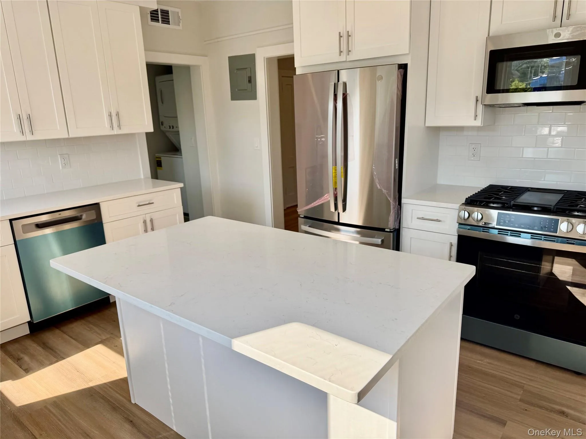 Brand-new, state-of-the-art chef’s kitchen featuring premiere finishes and a seamless eat-in dining space Brand-new, state-of-the-art chef’s kitchen featuring premiere finishes and a seamless eat-in dining space