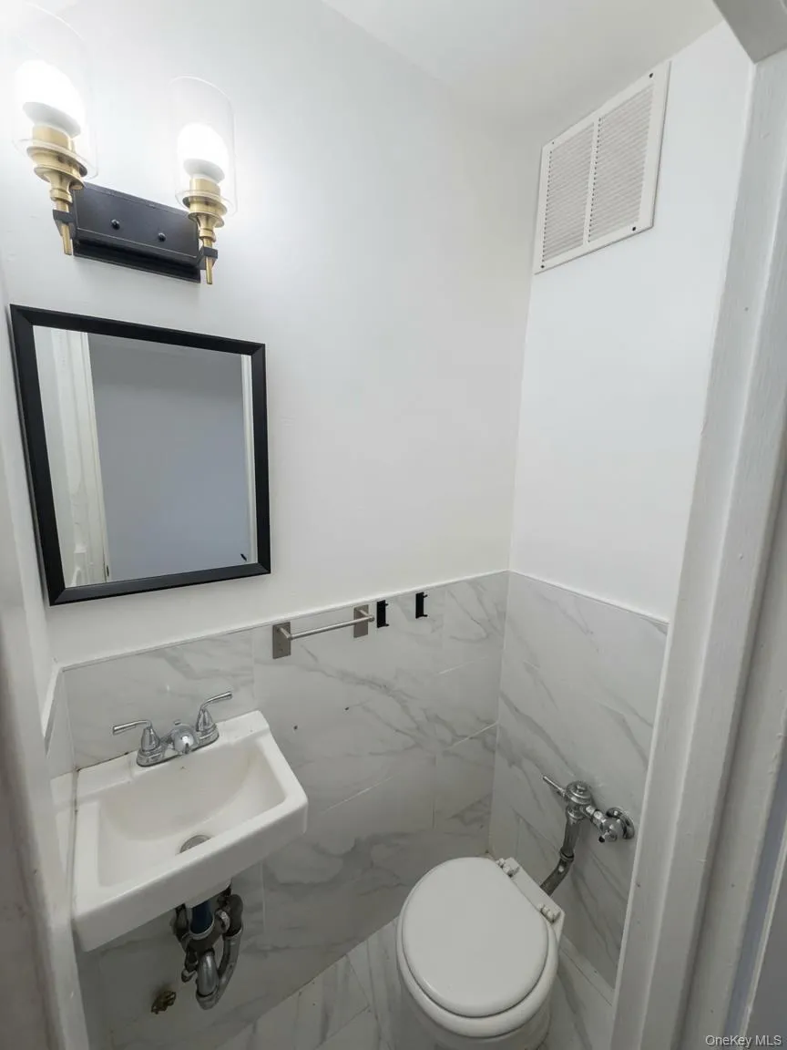 1/2 Bath First Floor 1/2 Bath First Floor